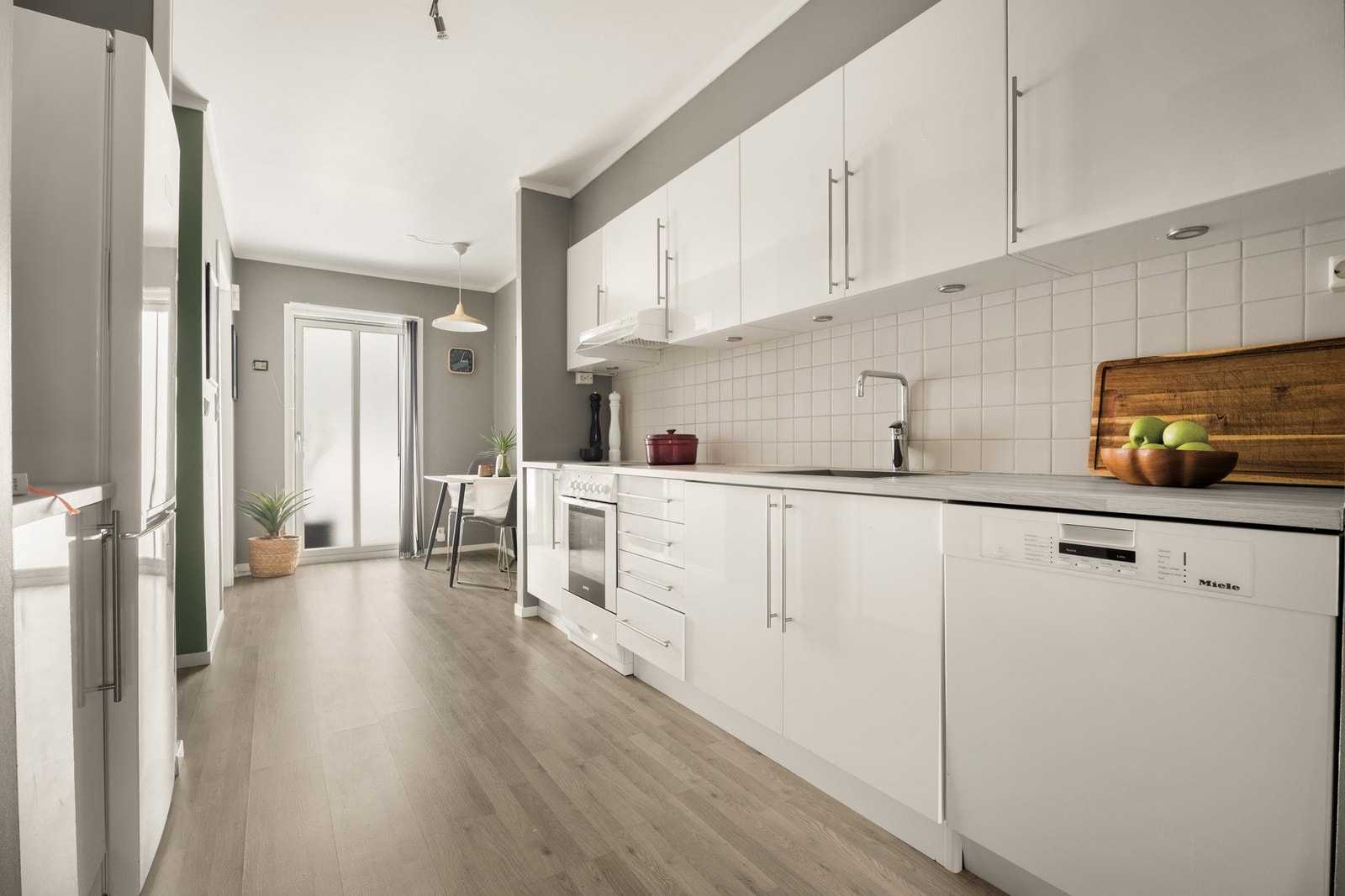 Praktisk kjøkkeninnredning med skap på to sider av rommet. Galleribilde