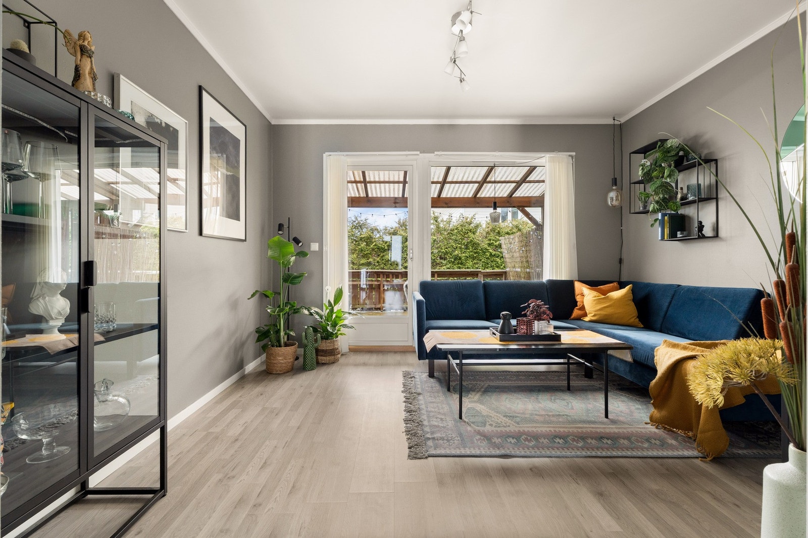 Lys stue med store vindusflater. Lite innsyn fra naboene. Galleribilde