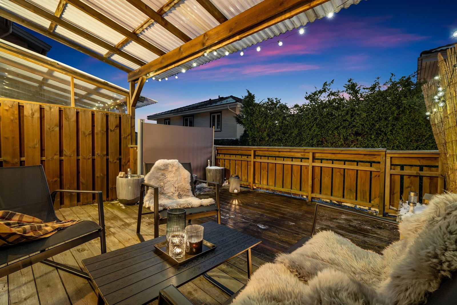 Uteplassen er takoverbygget, og har fine solforhold på dagtid. Galleribilde