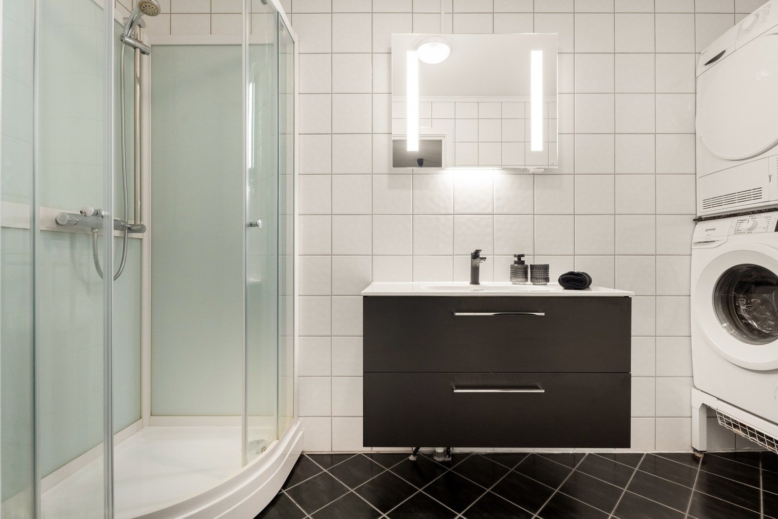 Badet er flislagt, og har vannbåren varme i gulvet. Galleribilde