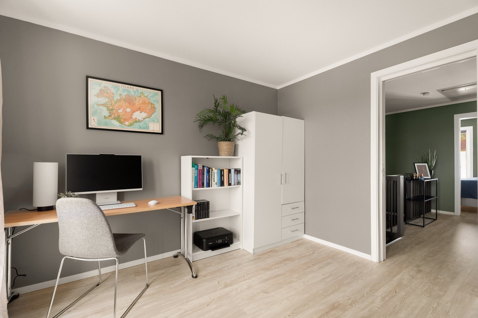 I andre enden av etasjen er det også et stort soverom. Galleribilde