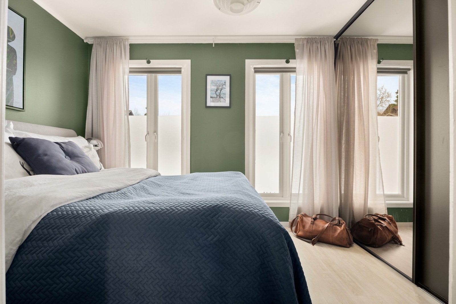 Hovedsoverommet er på 8,9 kvadrat, og er utstyrt med en fin skyvedørsgarderobe. Galleribilde