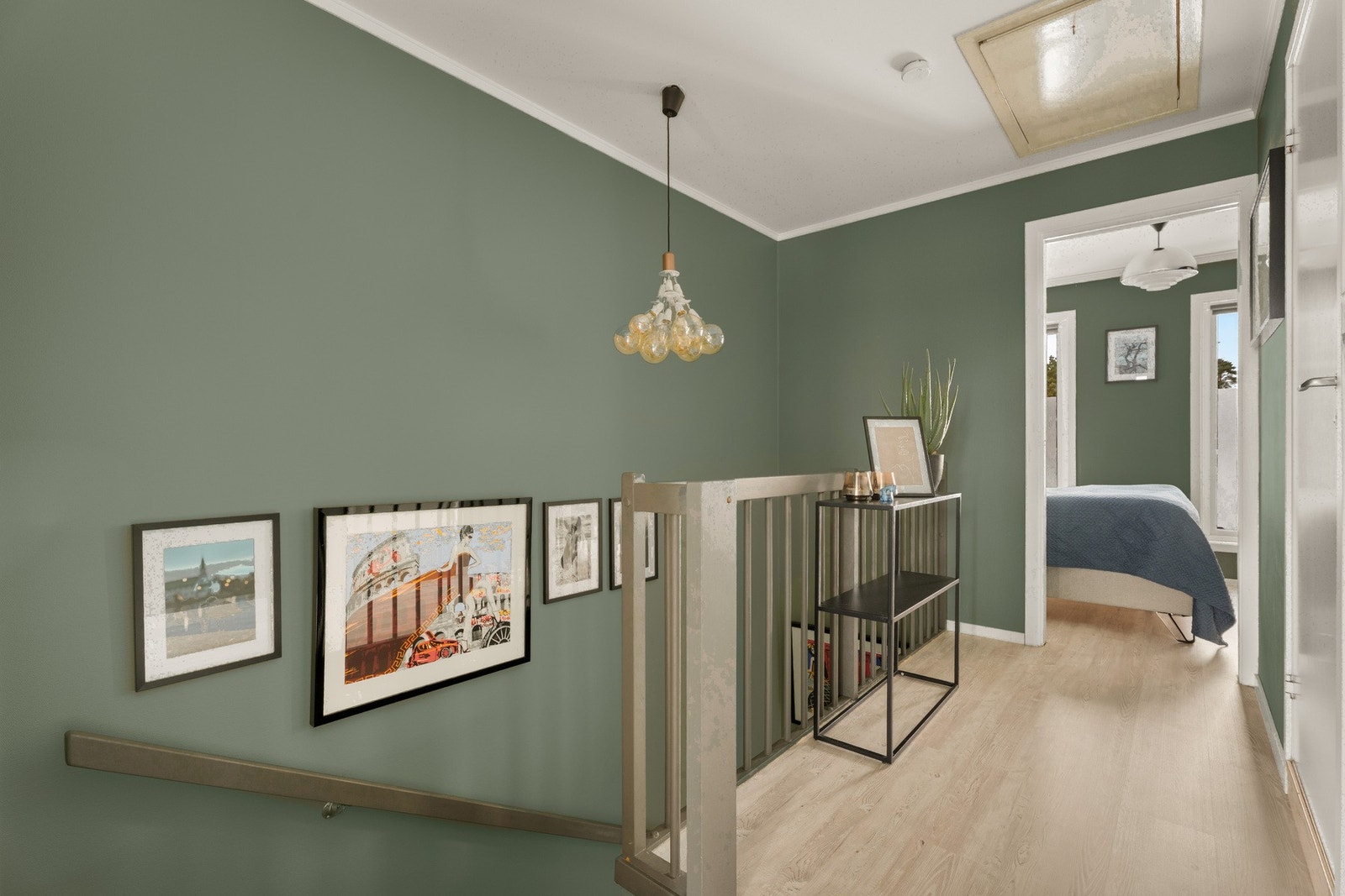 Fint trapperom med dør inn til soverommene og bad. Galleribilde