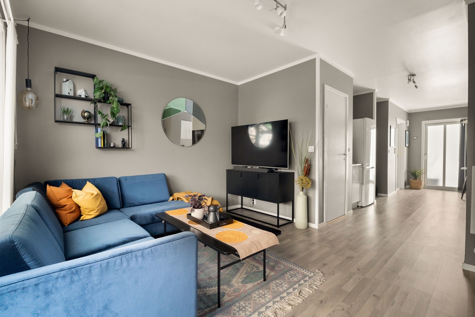 Hele 1. etasje har vannbåren varme i gulv. Galleribilde