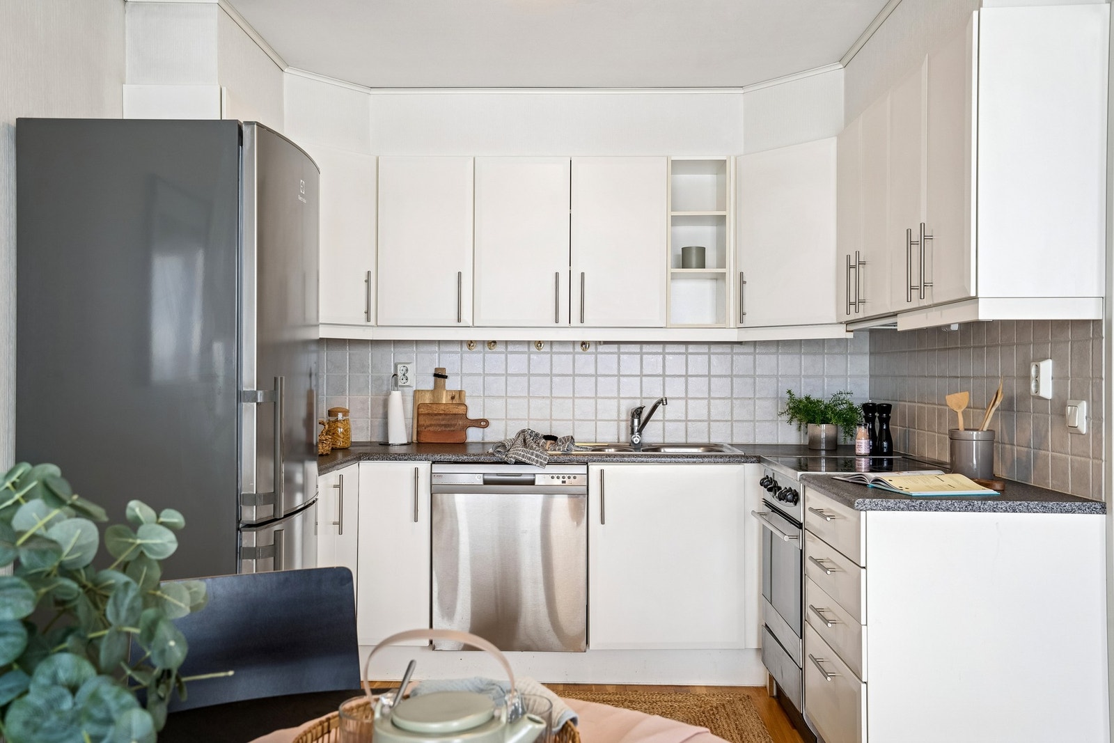 Nydelig leilighet med god planløsning, heis i bygget og biloppstillingsplass i underetasjen. Galleribilde