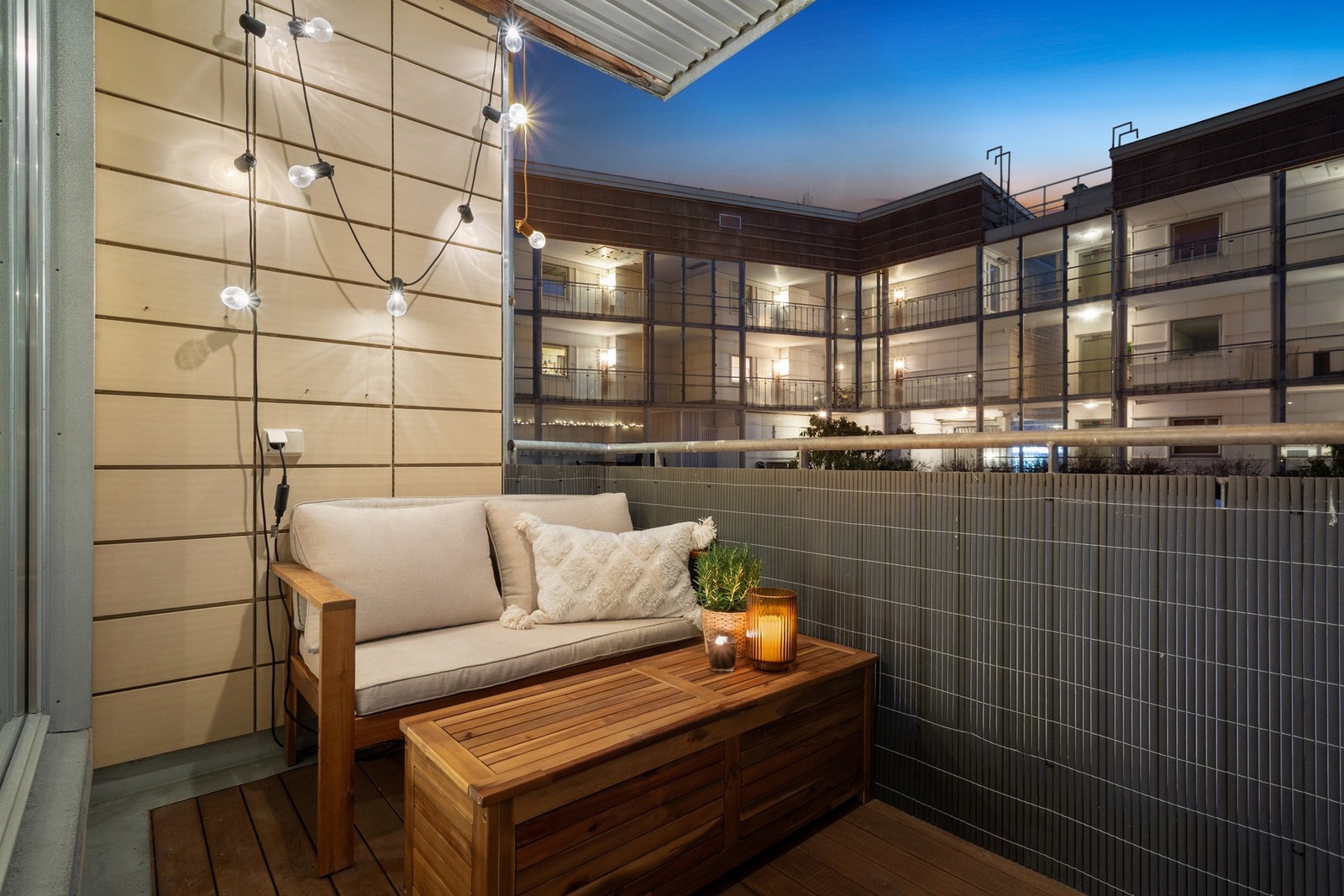 Her er det godt med plass til både utemøblement og grillutstyr. Galleribilde