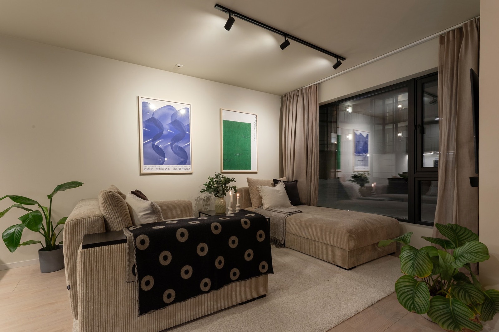 Leiligheten har lave bokostnader og felleskostnader som inkluderer offentlige/kommunale avgifter, TV og internett. Galleribilde