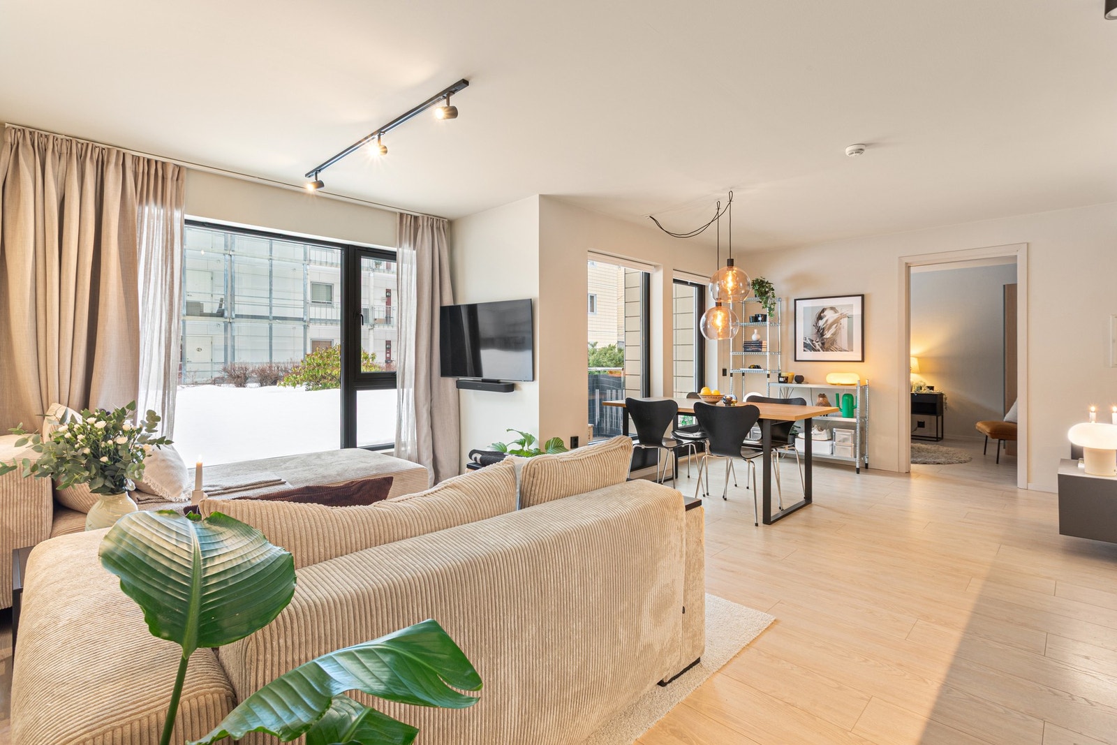 Velkommen til Mellomila 72. Moderne & oppgradert (2023) 3-roms i 1.etg | Vestvendt terrasse m/ sjøutsikt | Ingen dok.avgift | Lave bokostnader | Bod! Galleribilde