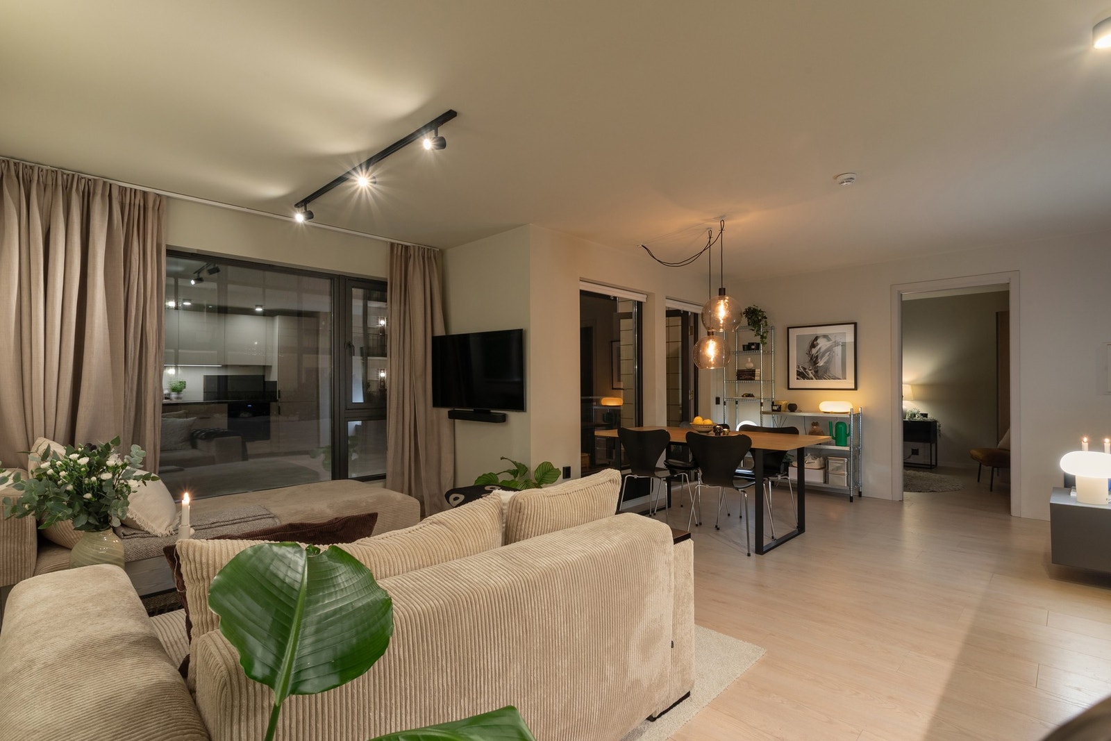 Leiligheten har en åpen løsning mellom kjøkken og stue på drøye 26 kvadratmeter. Galleribilde