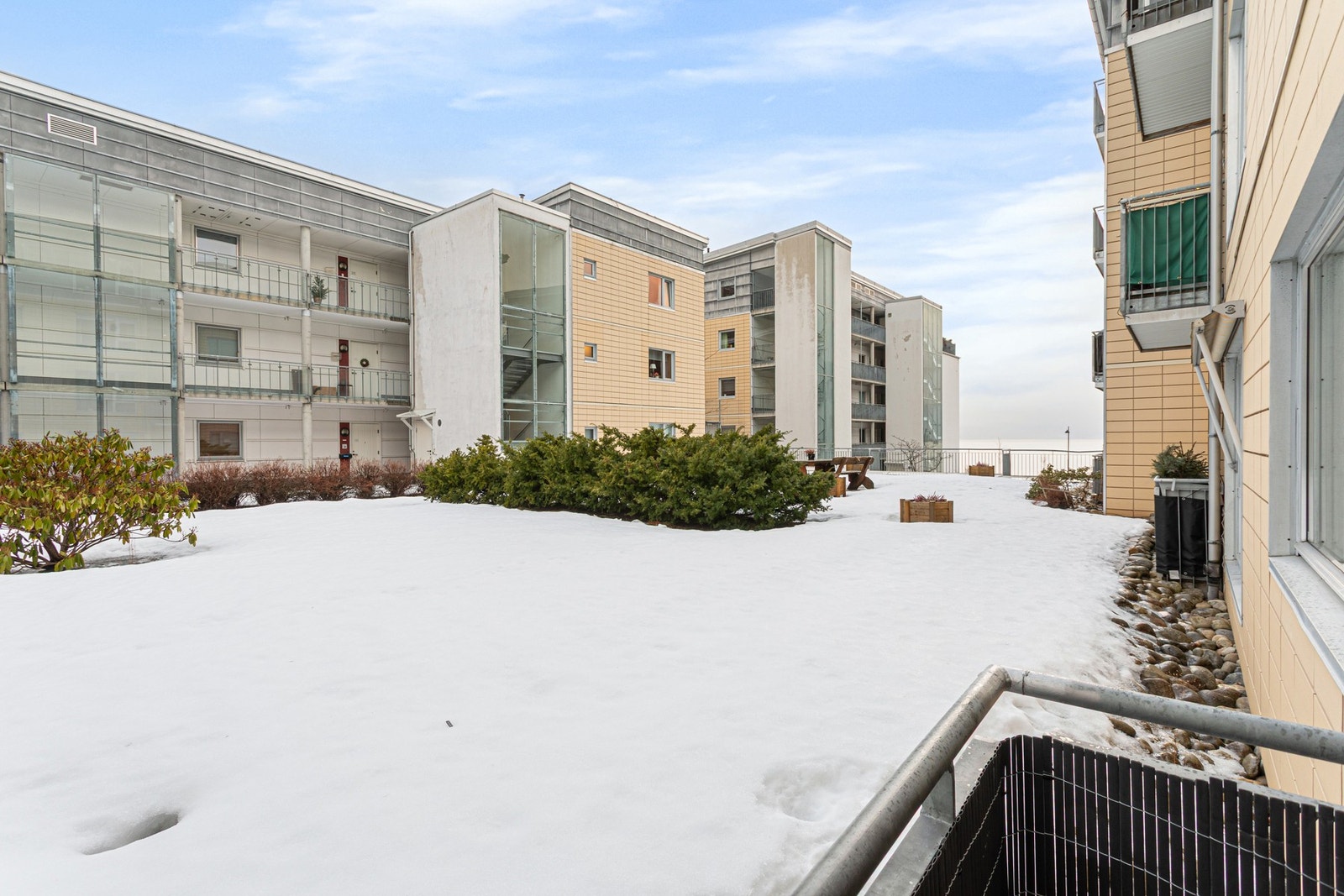 Leiligheten er vendt mot en rolig bakgård med lite trafikk. Galleribilde