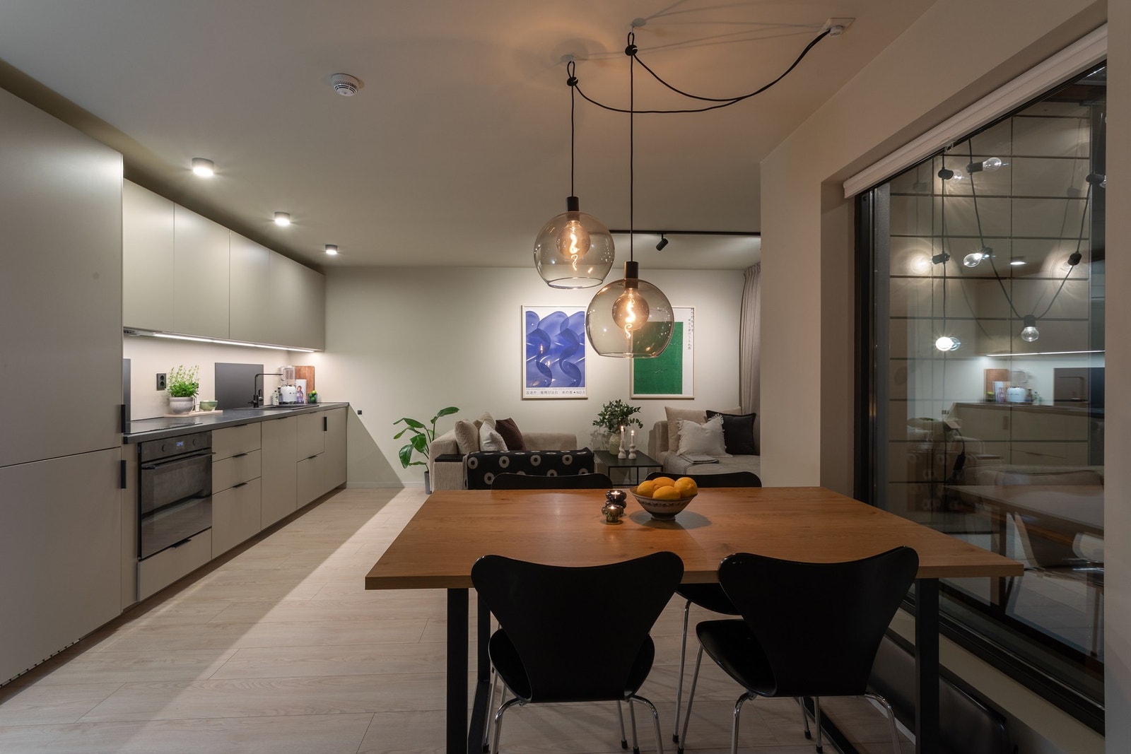 Spiseseksjonen finner sin naturlige plassering mellom kjøkken og stue. Galleribilde