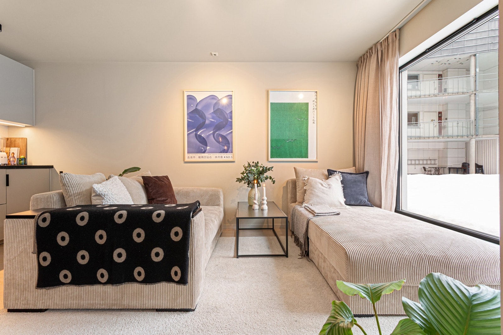 De store vindusflatene gir rikelig med lys og dette bidrar til en behagelig atmosfære i hele boligen. Galleribilde