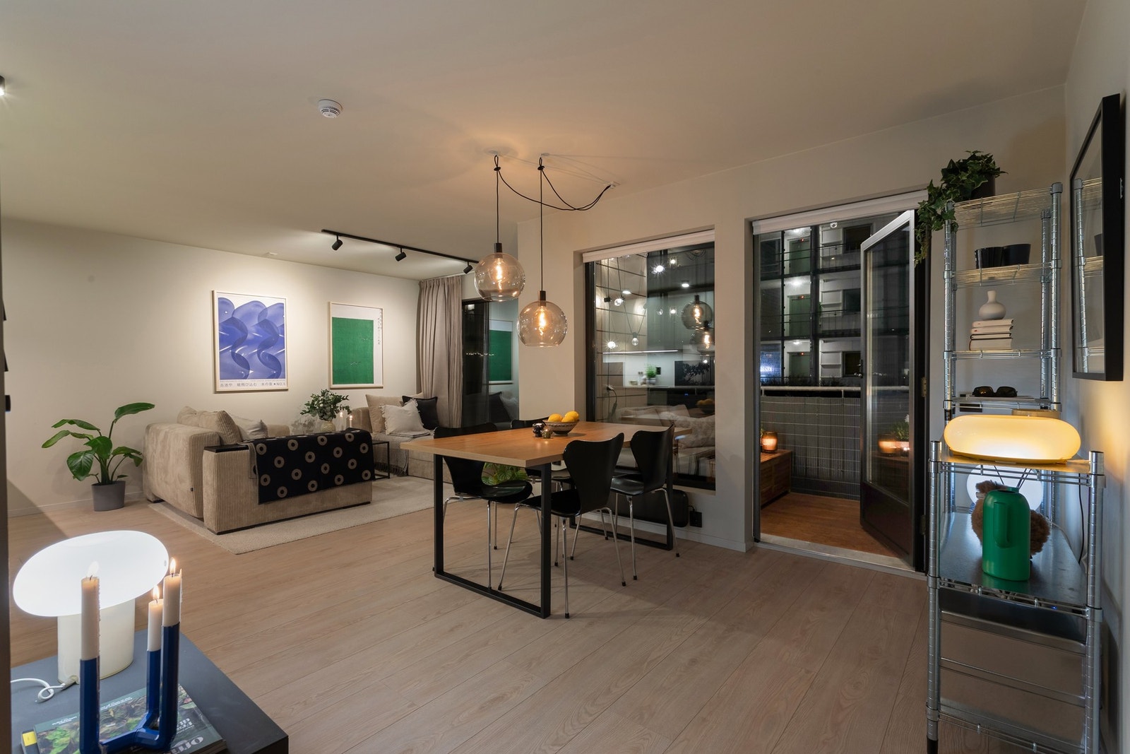 Alle overflater inkludert både gulv og tak ble tatt i forbindelse med oppussingen. Galleribilde