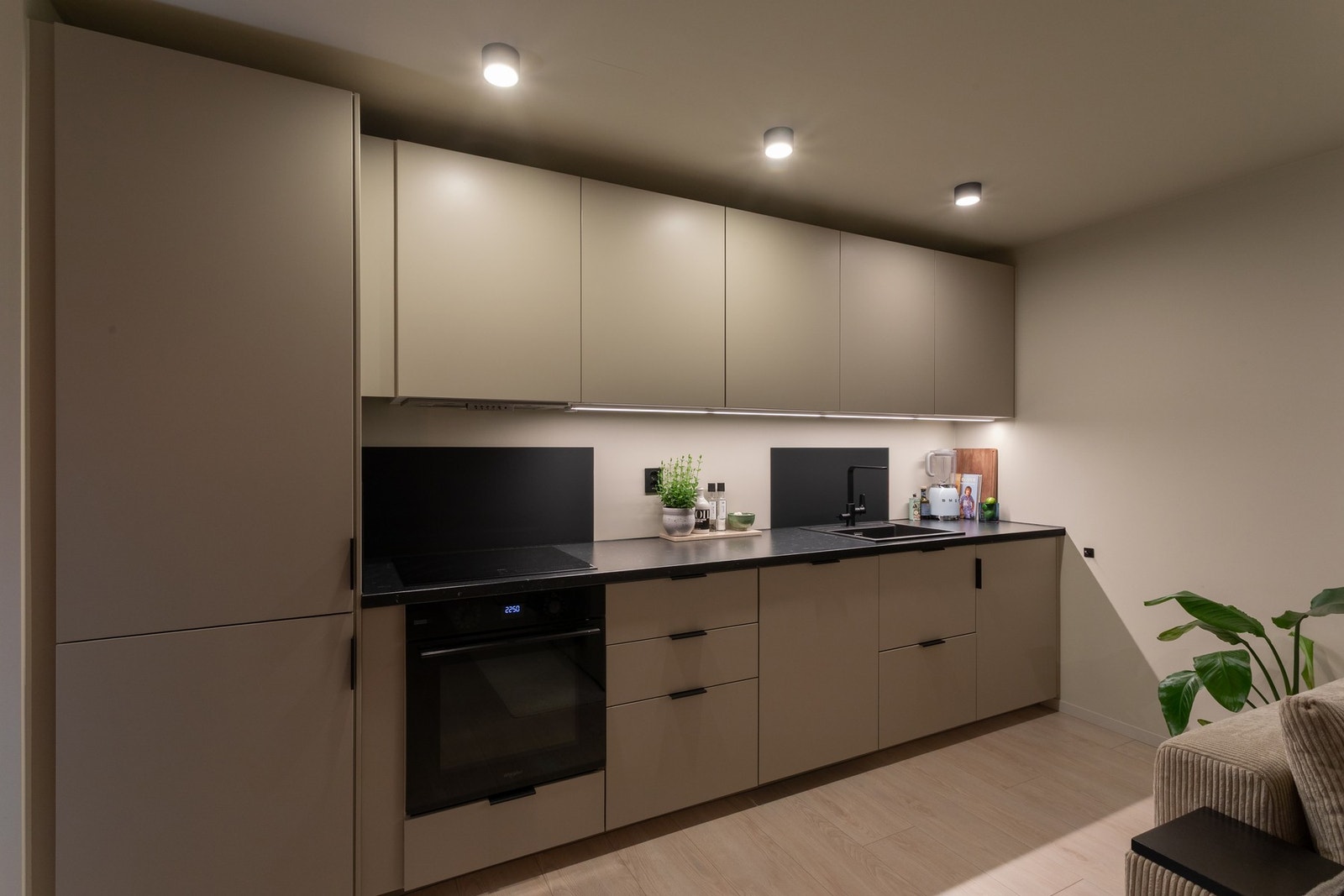 Kjøkkenet har komfyrvakt og en varmtvannstank som rommer 120 liter plassert under kjøkkenbenk. Galleribilde