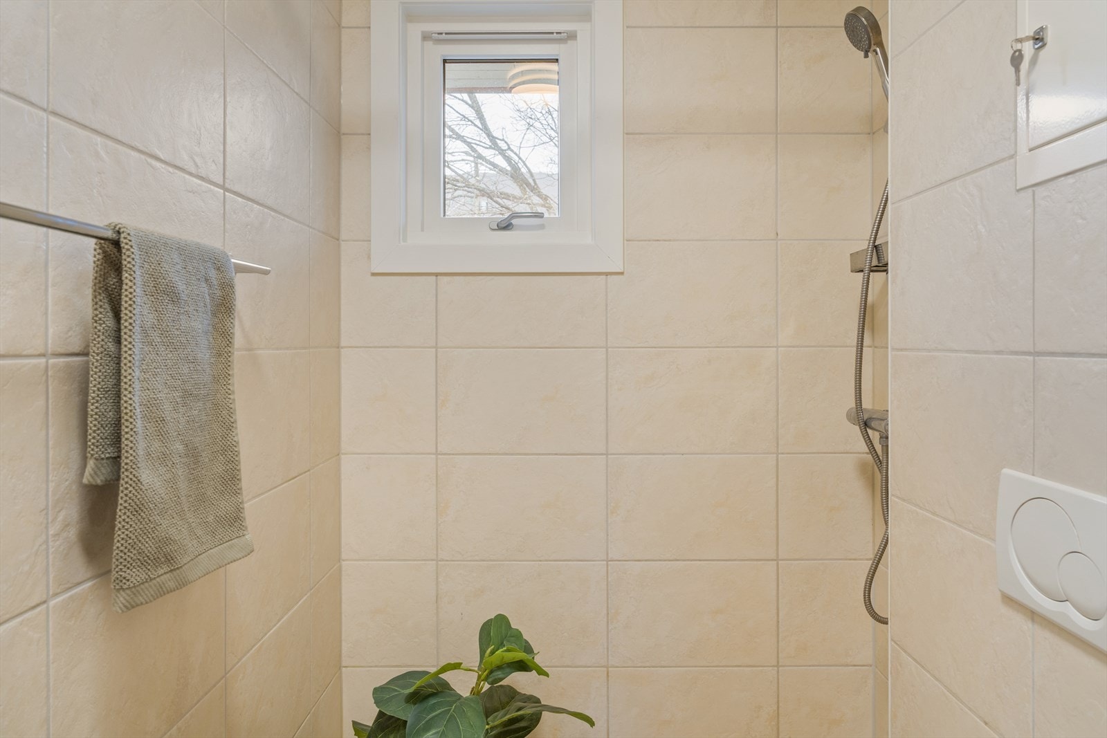 Badet er utstyrt med nedfelt servant og veggmontert toalett, noe som gir et stilrent uttrykk og gjør rengjøring enkelt. Galleribilde