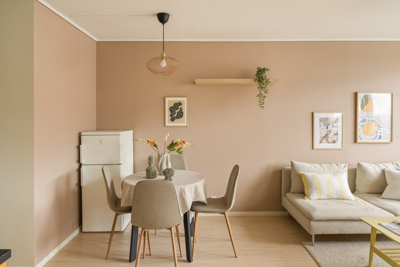 Det er god plass til spisegruppe. Galleribilde