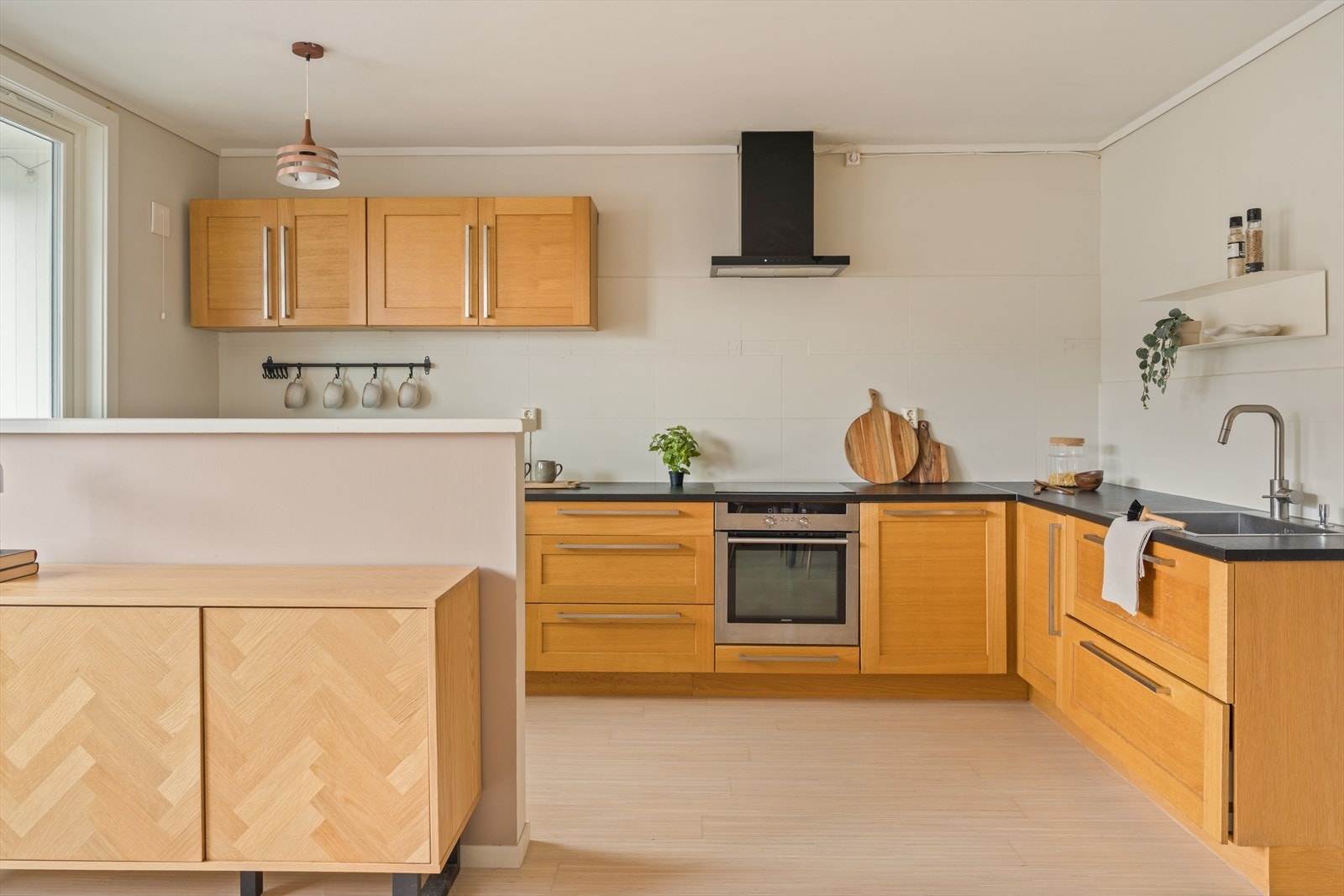 Over benkeplaten er det benyttet moderne og praktisk løsning som både beskytter og løfter helhetsinntrykket. Galleribilde