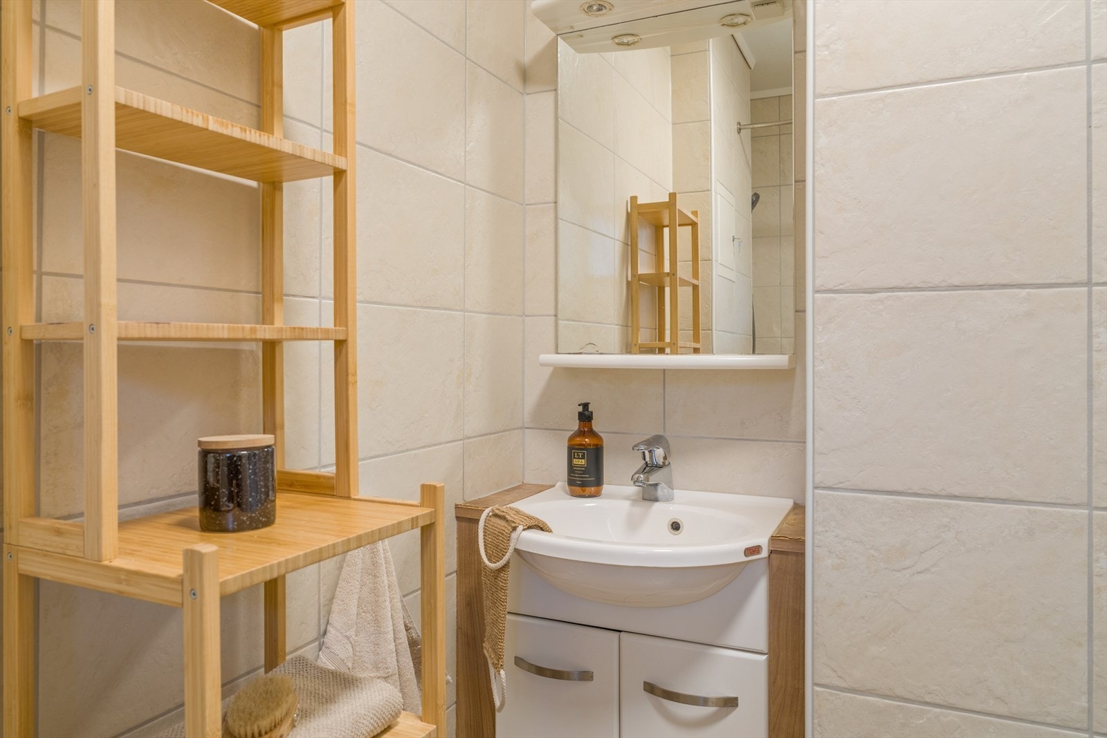 Badet er fra 2009/2010 helfliset og fremstår tidløst og delikat. Galleribilde