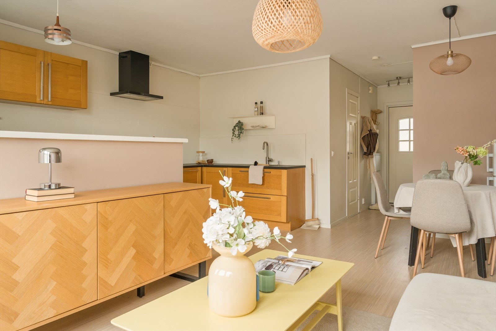 Felleskostnadene inkluderer A konto oppvarming, Tv/Internett, forretningsførsel, forsikring, vedlikehold i fellesareal, renter og avdrag. Galleribilde