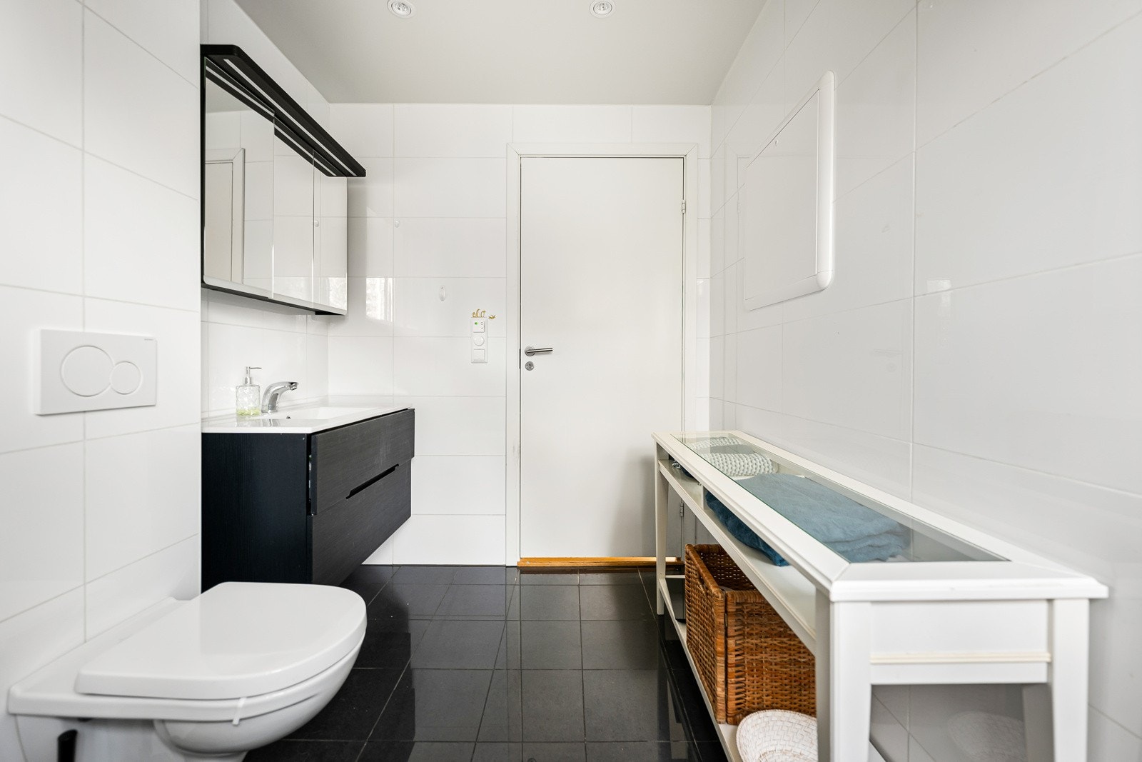 Badet har behagelige varmekabler i gulv og opplegg for vaskemaskin. Galleribilde