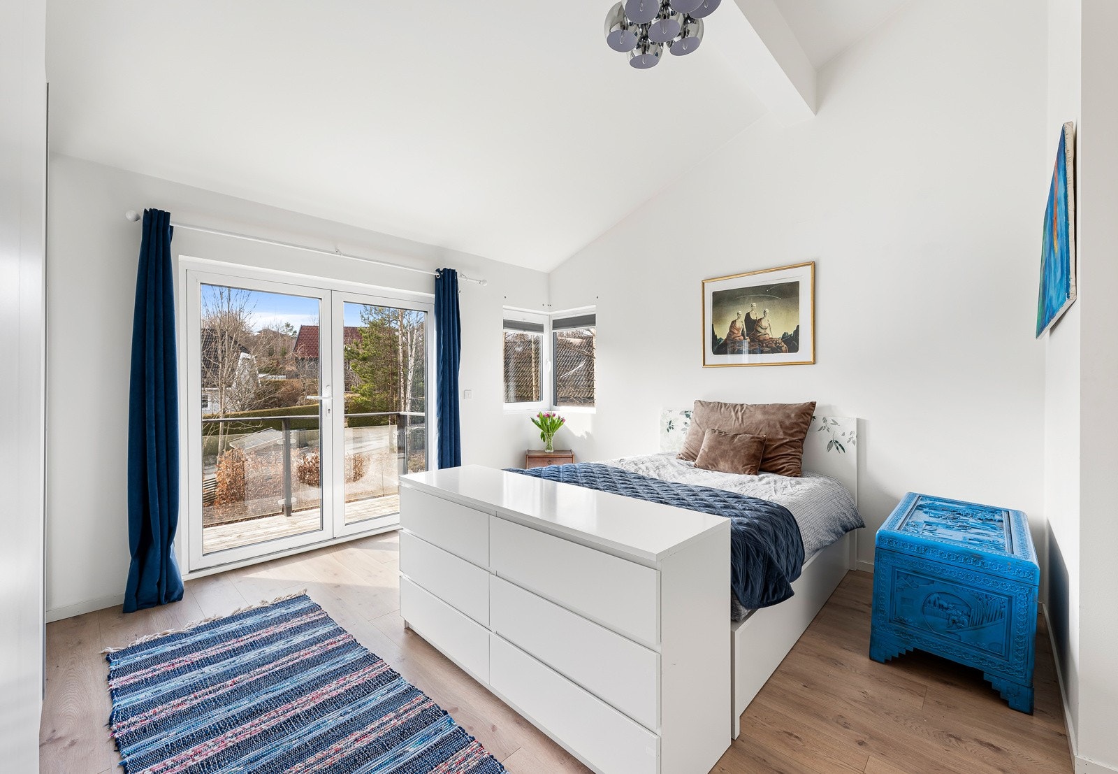 Soverommet er innredet med en stor garderobe som gir god plass for klesoppbevaring. Galleribilde