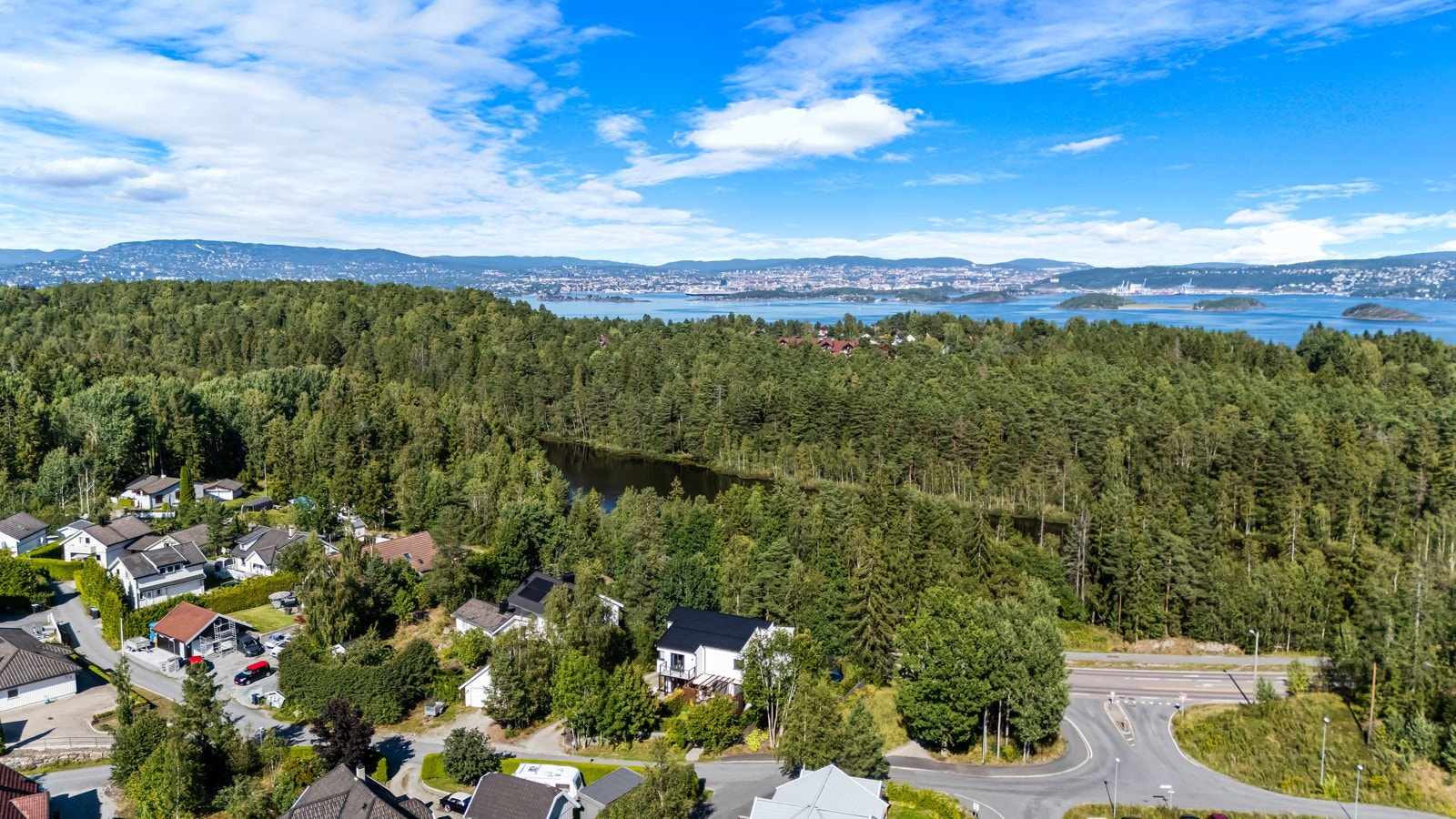 Omkringliggende bebyggelse består i all hovedsak av eneboliger og tomannsboliger. Galleribilde