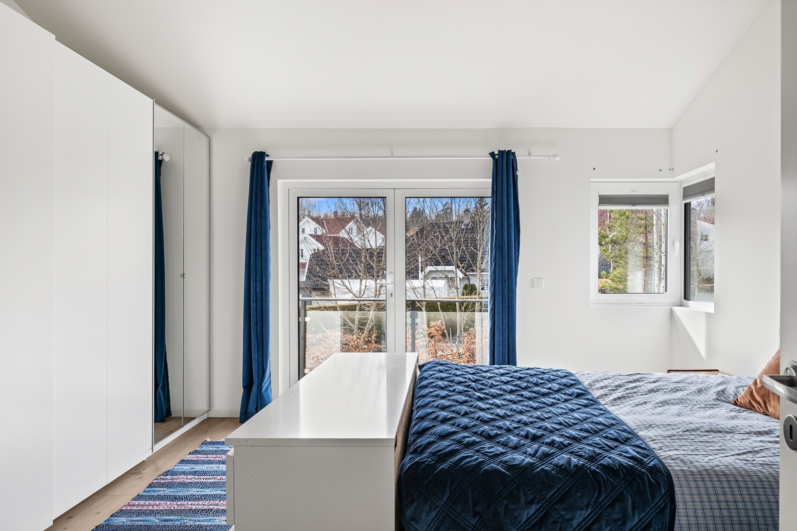 Hovedsoverommet har adkomst fra entré/gang og er romslig med god plass til dobbeltseng og nattbord. Galleribilde