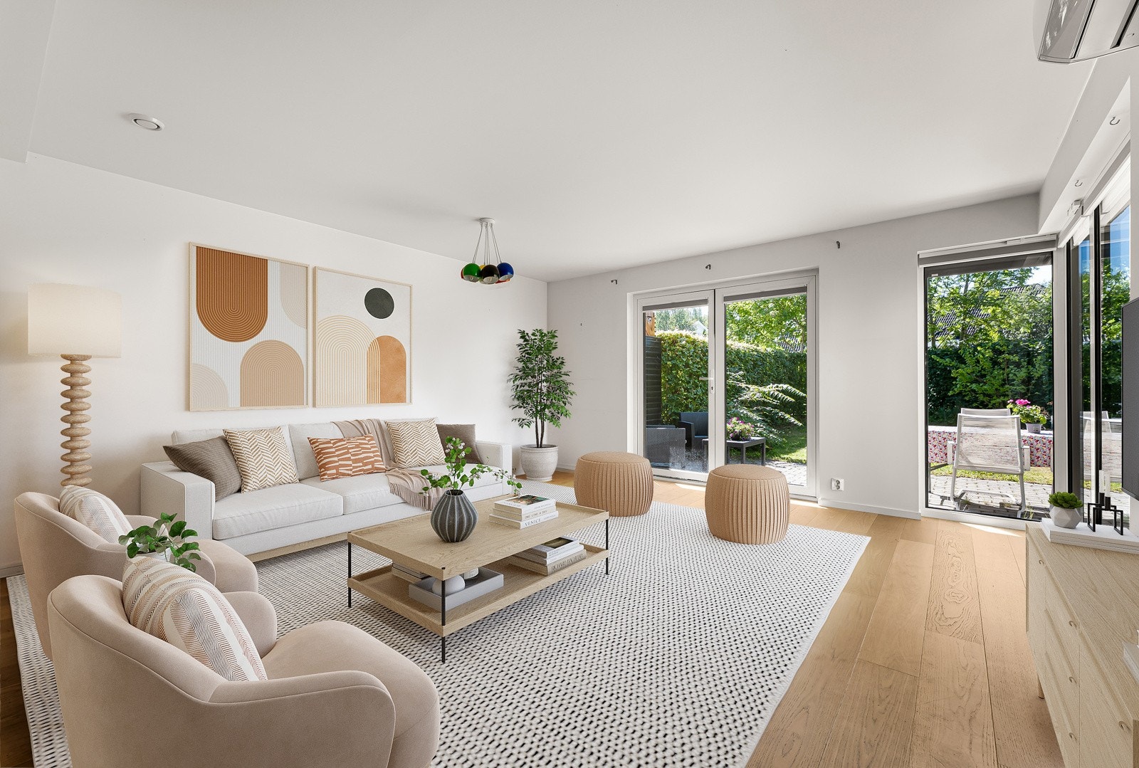 Stuen virker lys og fin og med direkte tilknytning kjøkken og spiseplass Galleribilde