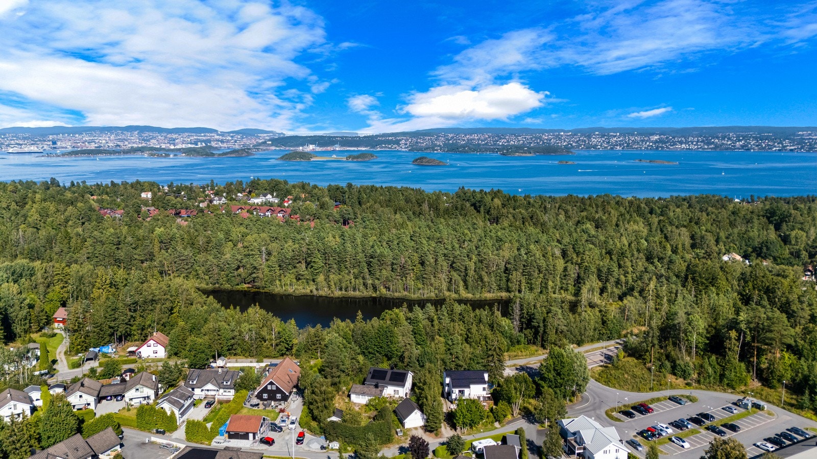 Rett ved barnehage, butikk, treningssenter, buss og fine turområder! Galleribilde