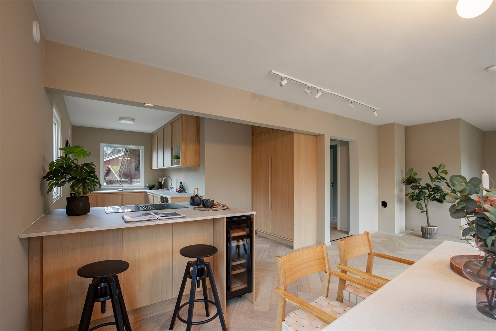 Boligen er tidsriktig innredet. Stue/kjøkken har barløsning med spiseplass - praktisk i en hektisk hverdag. Galleribilde