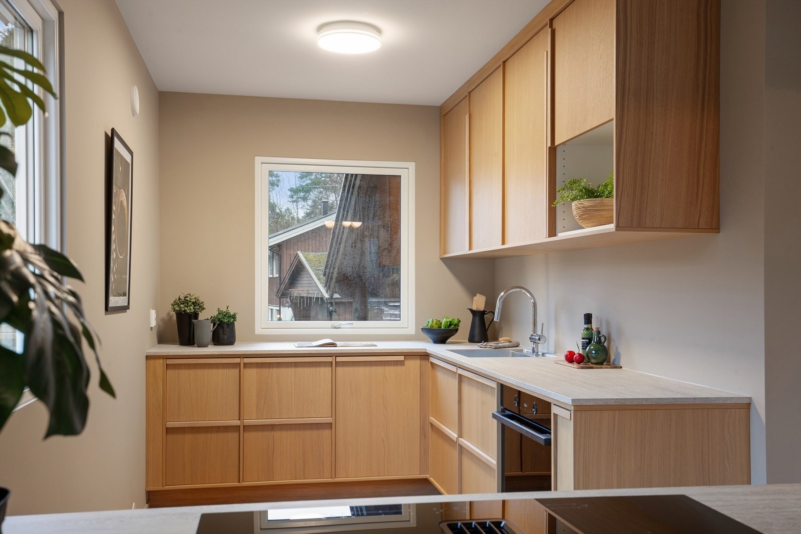 Ny stilren Epoq innredning fra 2025 med eikefargede fronter, laminert benkeplate og oppvaskkum. Galleribilde