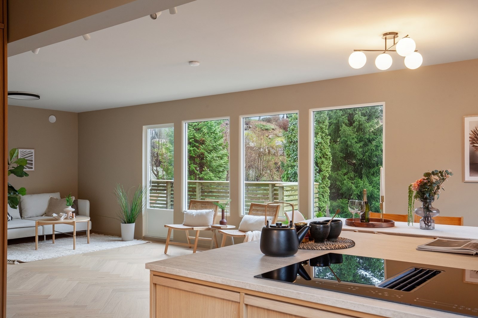 Det er åpen stue og kjøkkenløsning som gjør rommet lyst og sosialt. Galleribilde