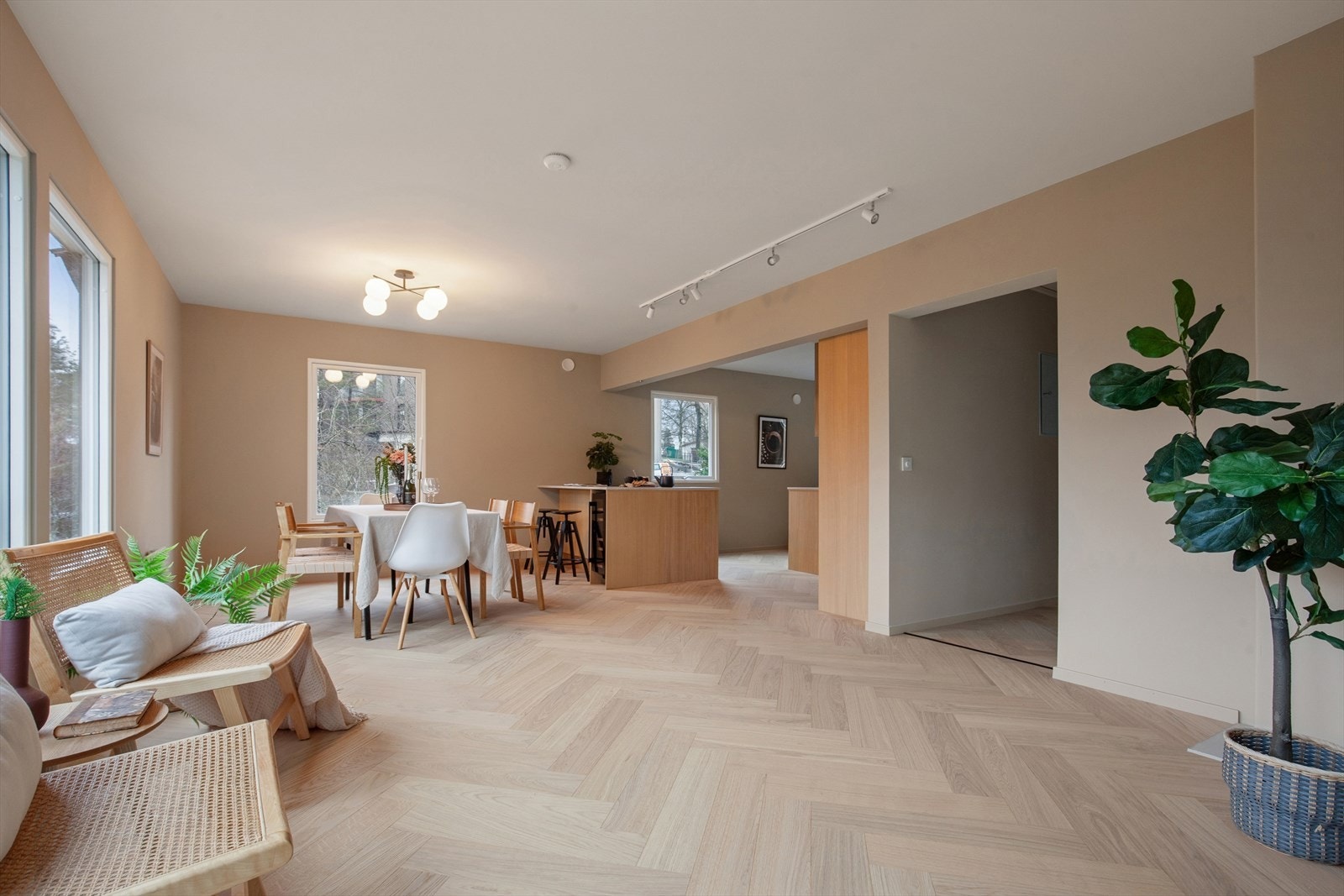 Rommet har en lekker fiskebeinsparkett og duse, tidsriktig farge på vegger. Galleribilde