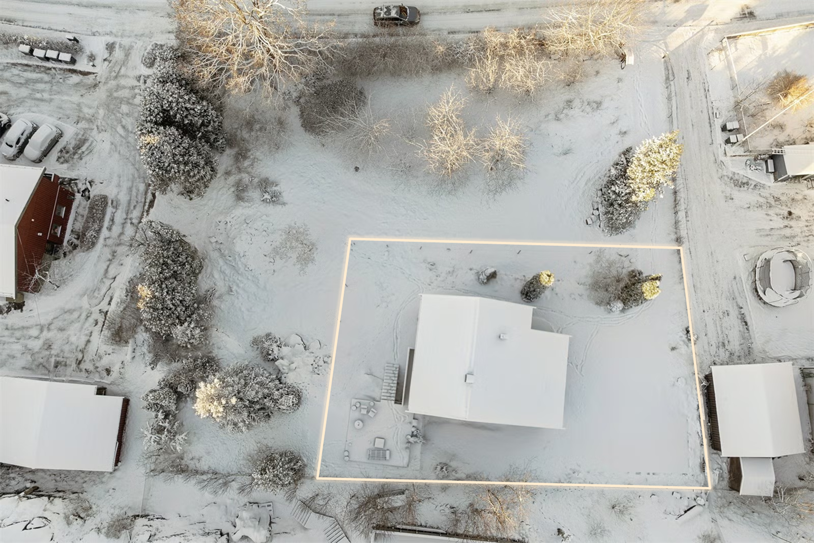 Det gjøres oppmerksom på at eiendommen nettopp er utskilt fra en større tomt til 3 mindre tomter, hvorav denne tomten har hus oppført, mens de to andre eiendommene er råtomter. Illustrasjon av omtrentlige tomtegrenser. Galleribilde