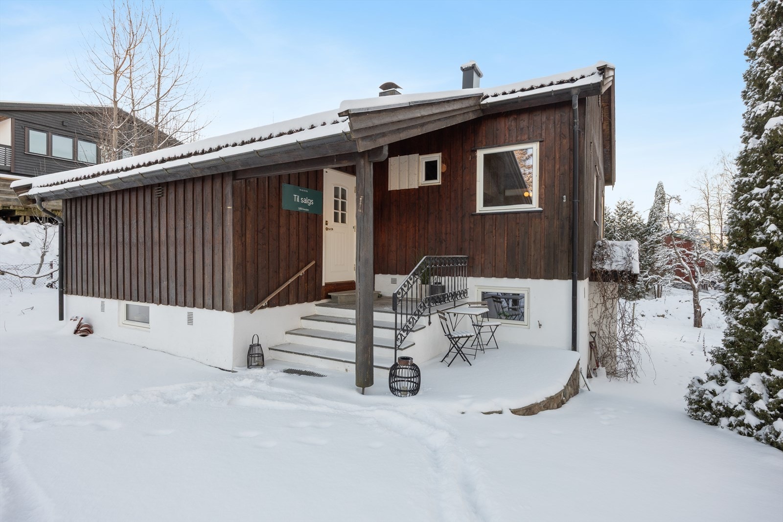 Pent og velstelt inngangsparti - Skiferbelagt uteområde, her nytes morgenkaffen. Galleribilde