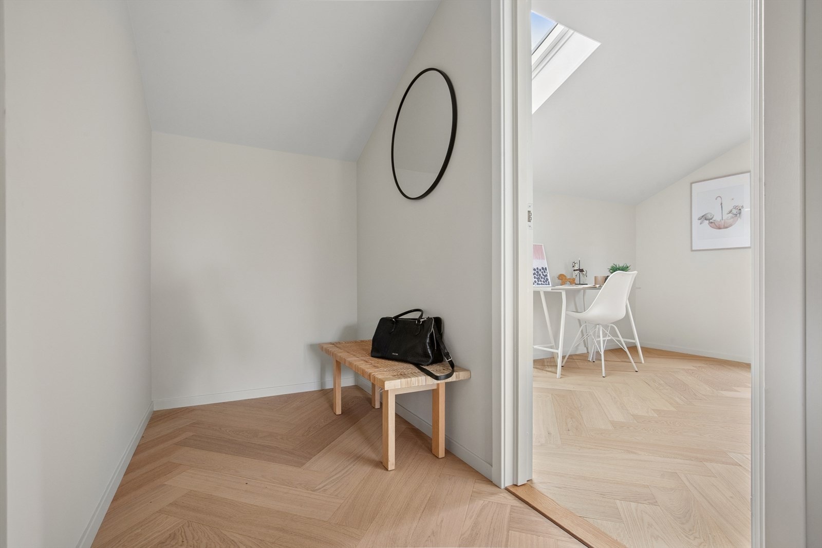 Her ønsker du velkommen inn i en romslig hall med god plass til garderobe. Galleribilde