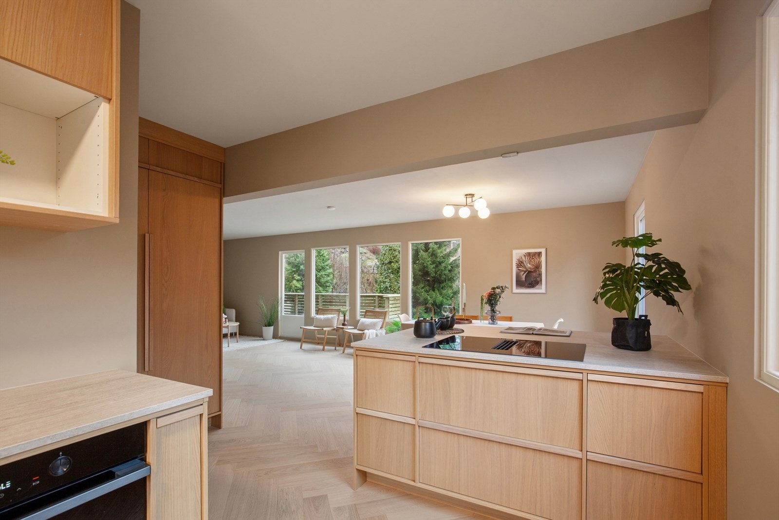 Helt nye hvitevarer som platetopp og ventilator med kullfilter, stekeovn, oppvaskmaskin, vinskap og kjøl-/fryseskap medfølger. Galleribilde