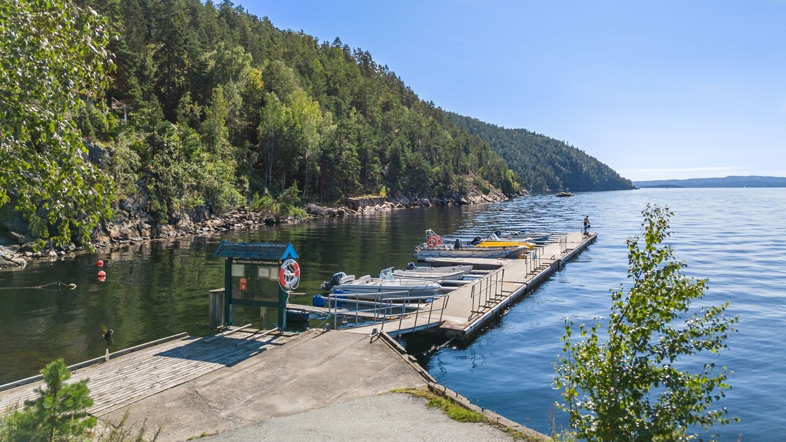 Nærhet til Alværn brygge og sandstrand med båt til Steilene. Galleribilde