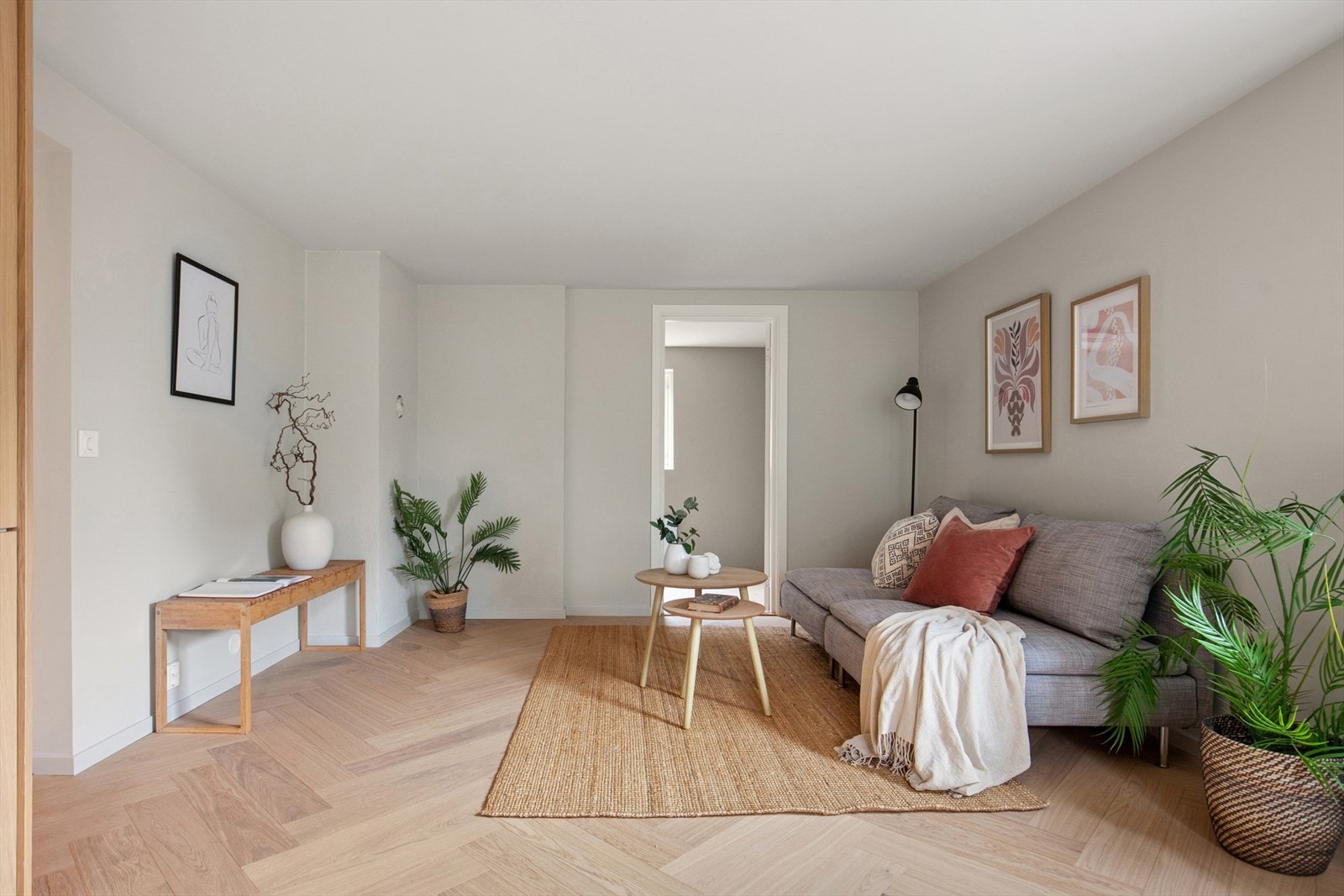 Stuen har god plass til å møblere med sofagruppe og TV-møblement. Galleribilde