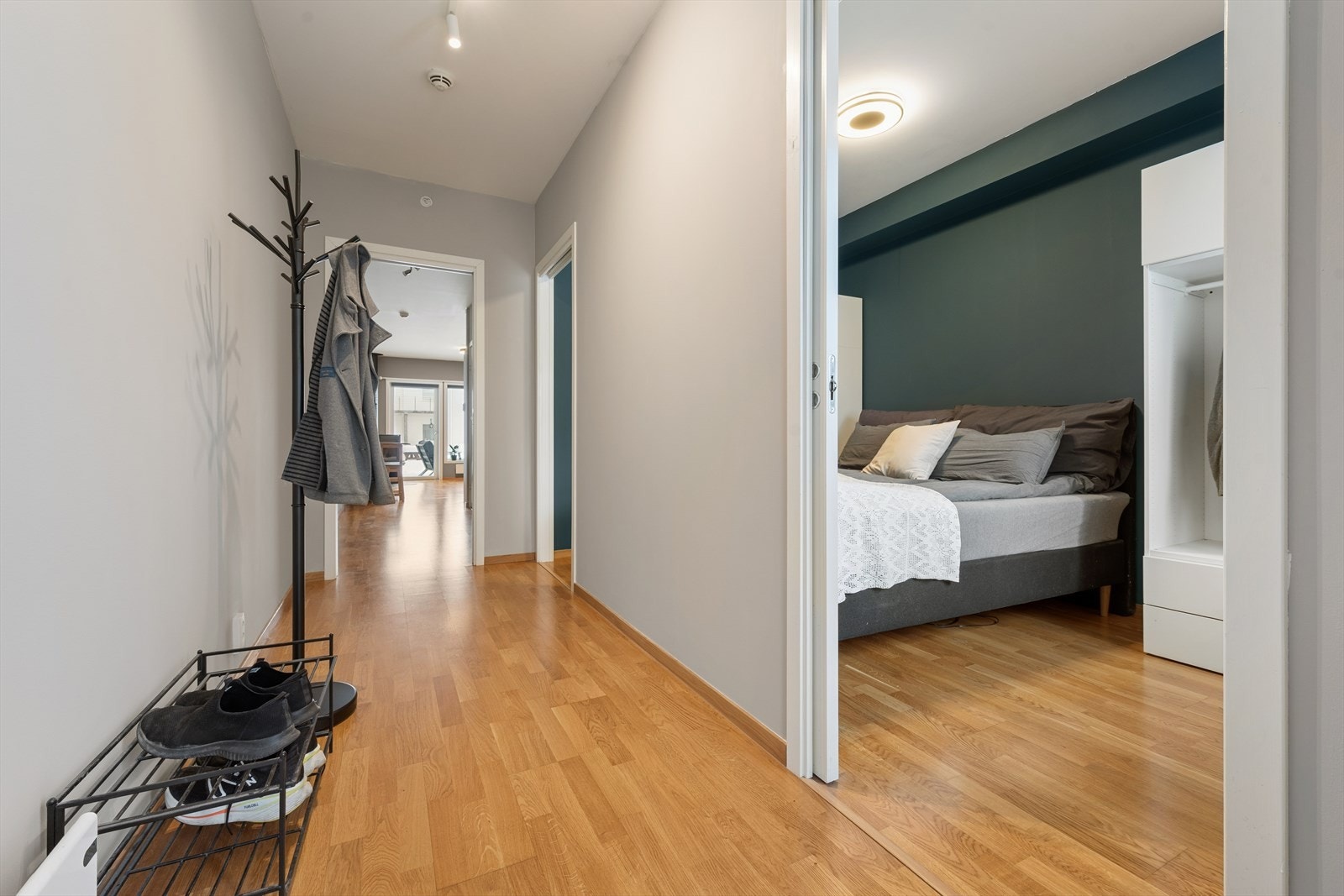 Velkommen inn! Entréen er av fin størrelse med plass til yttertøy og sko. Galleribilde