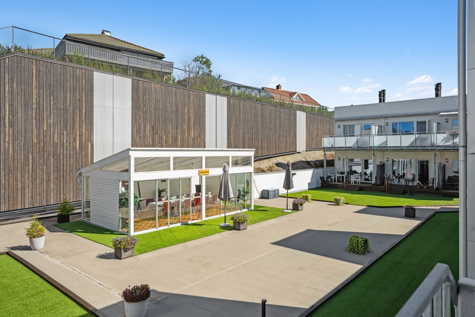 Sameiet har et meget fint atrium med koselig utestue. Galleribilde