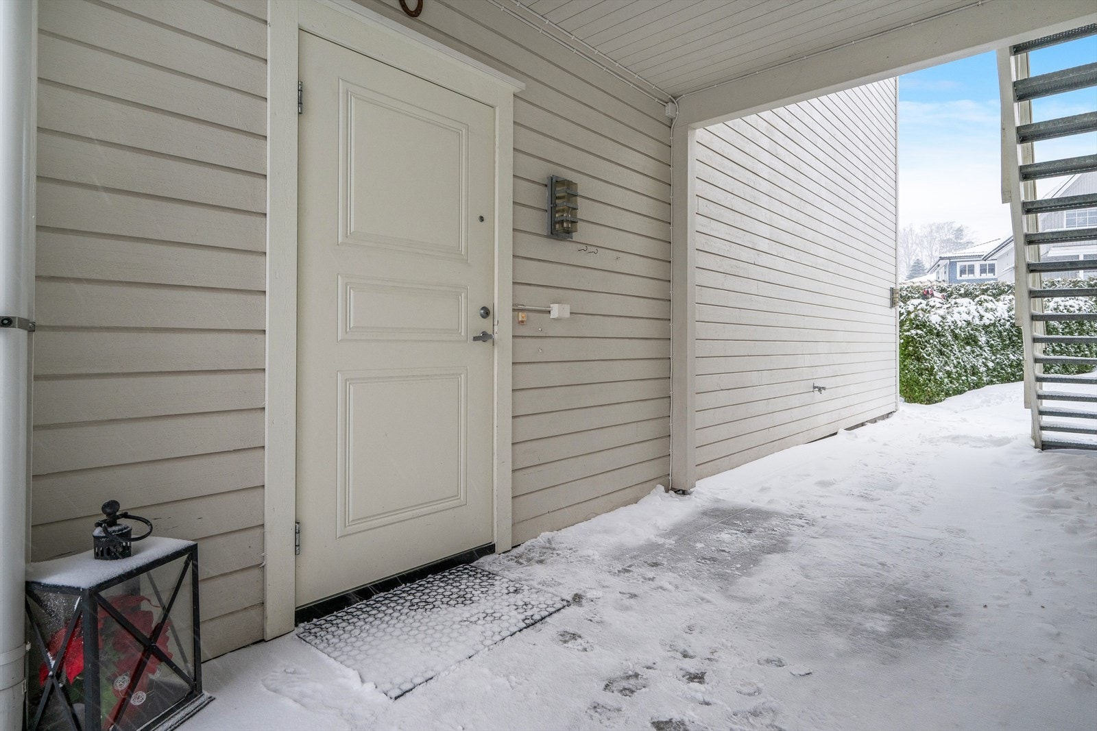 Overbygget inngangsparti med egen inngangsdør. Galleribilde