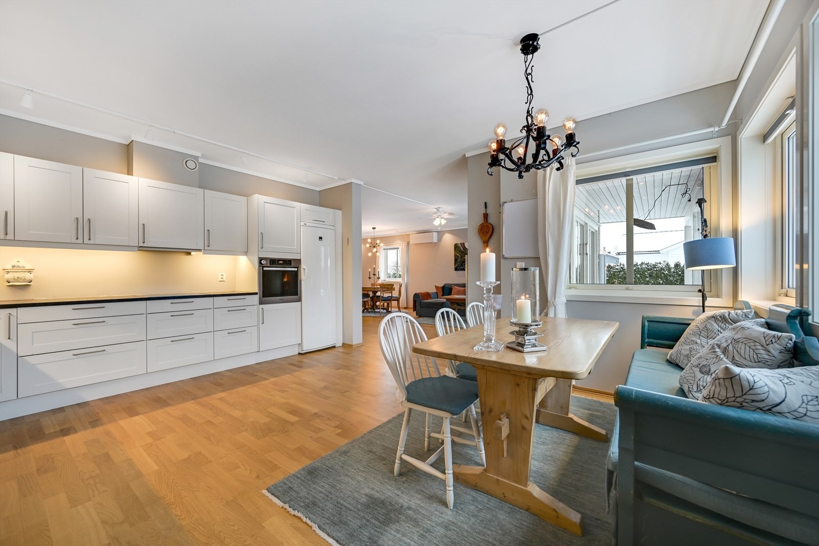 Godt med belysning under overskap og lysskinne i tak ved innredningen. Galleribilde