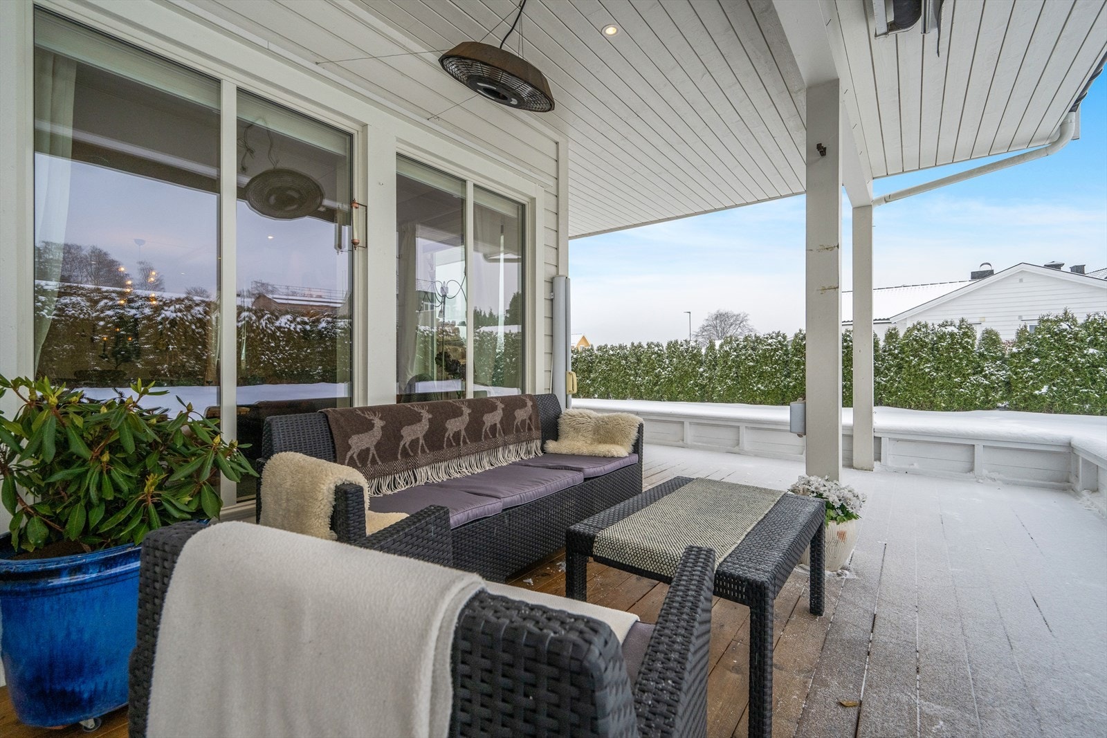 Terrassen går rundt på to sider, og her kan du nyte solen fra morgen til kveld. Galleribilde