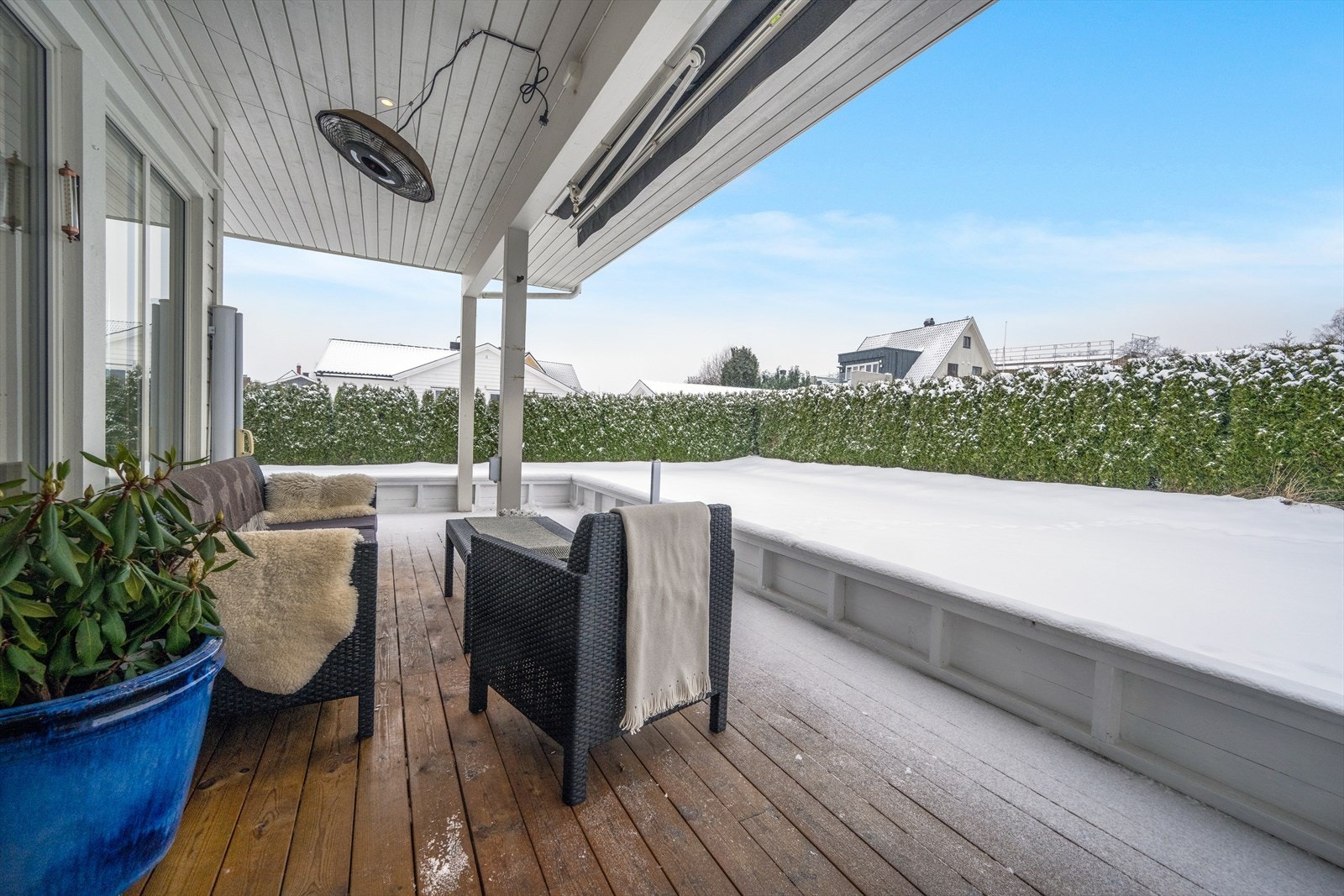 Fra stuen er det utgang til en solrik terrasse på 32 kvm. Elektrisk markise med fjernkontroll. Galleribilde