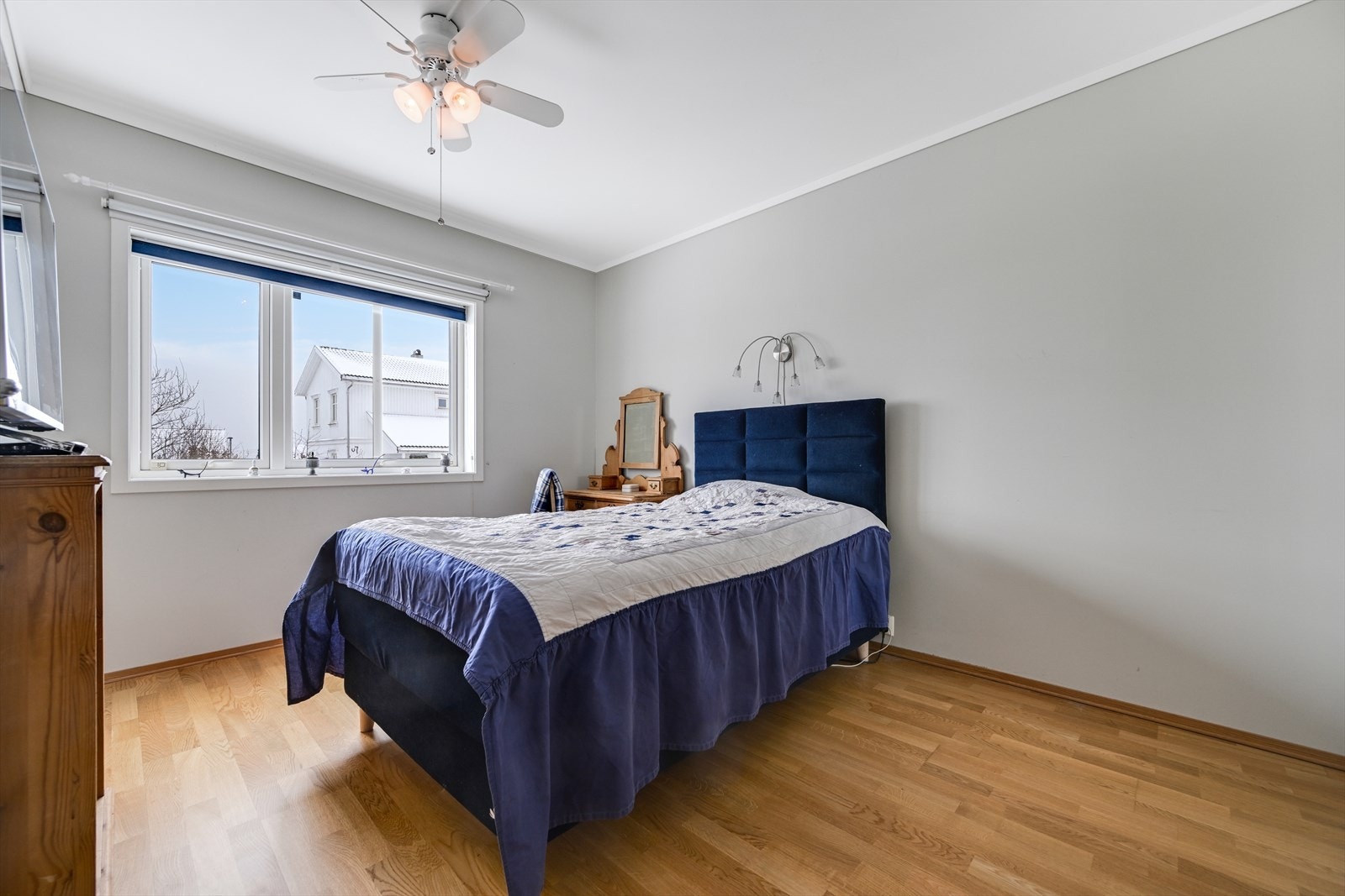 Romslig soverom 1 med garderobeskap. Galleribilde