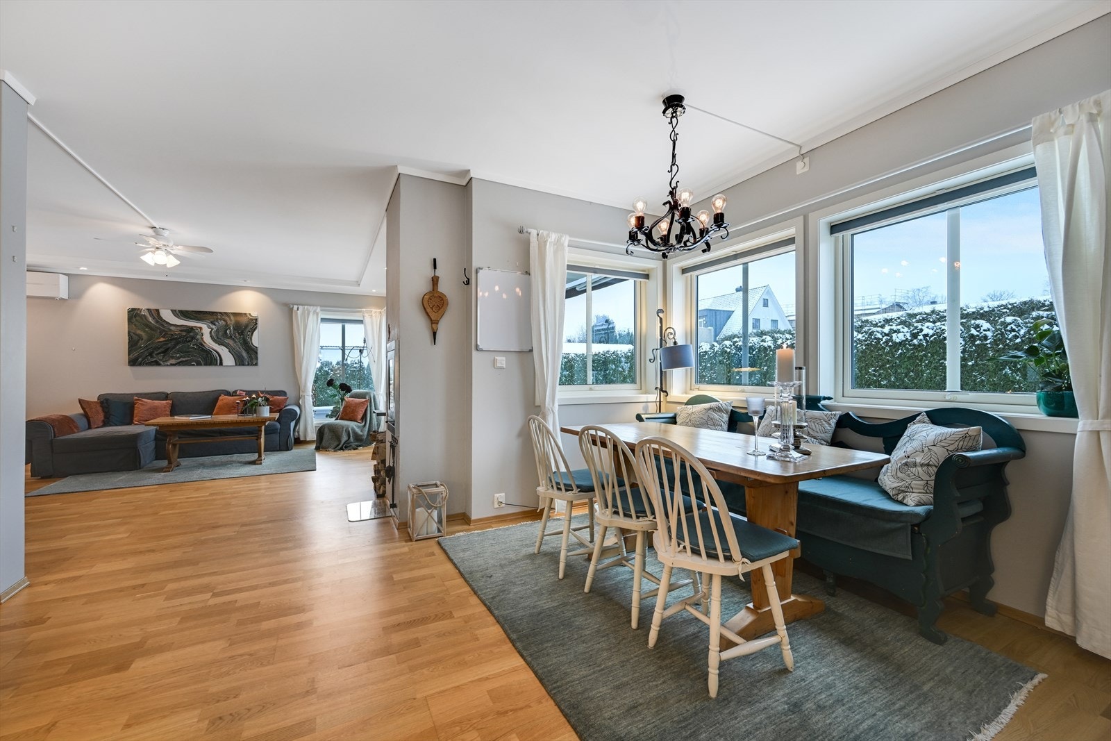 Et nydelig allrom/kjøkken, som er et sosialt og hyggelig samlingspunkt du garantert vil trives i. Galleribilde