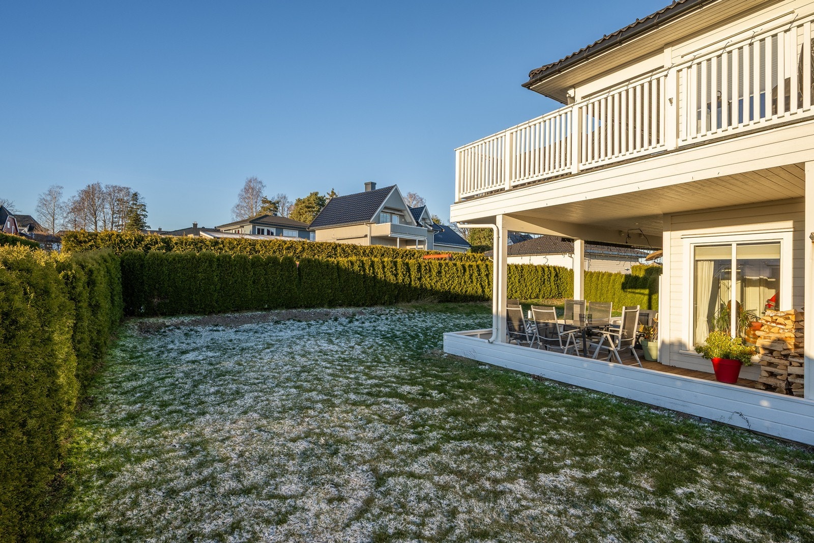 Herfra kan man gå direkte videre ut til hagen og plenområde, som gir mye ekstra uteplass og gode bruksmuligheter. Galleribilde