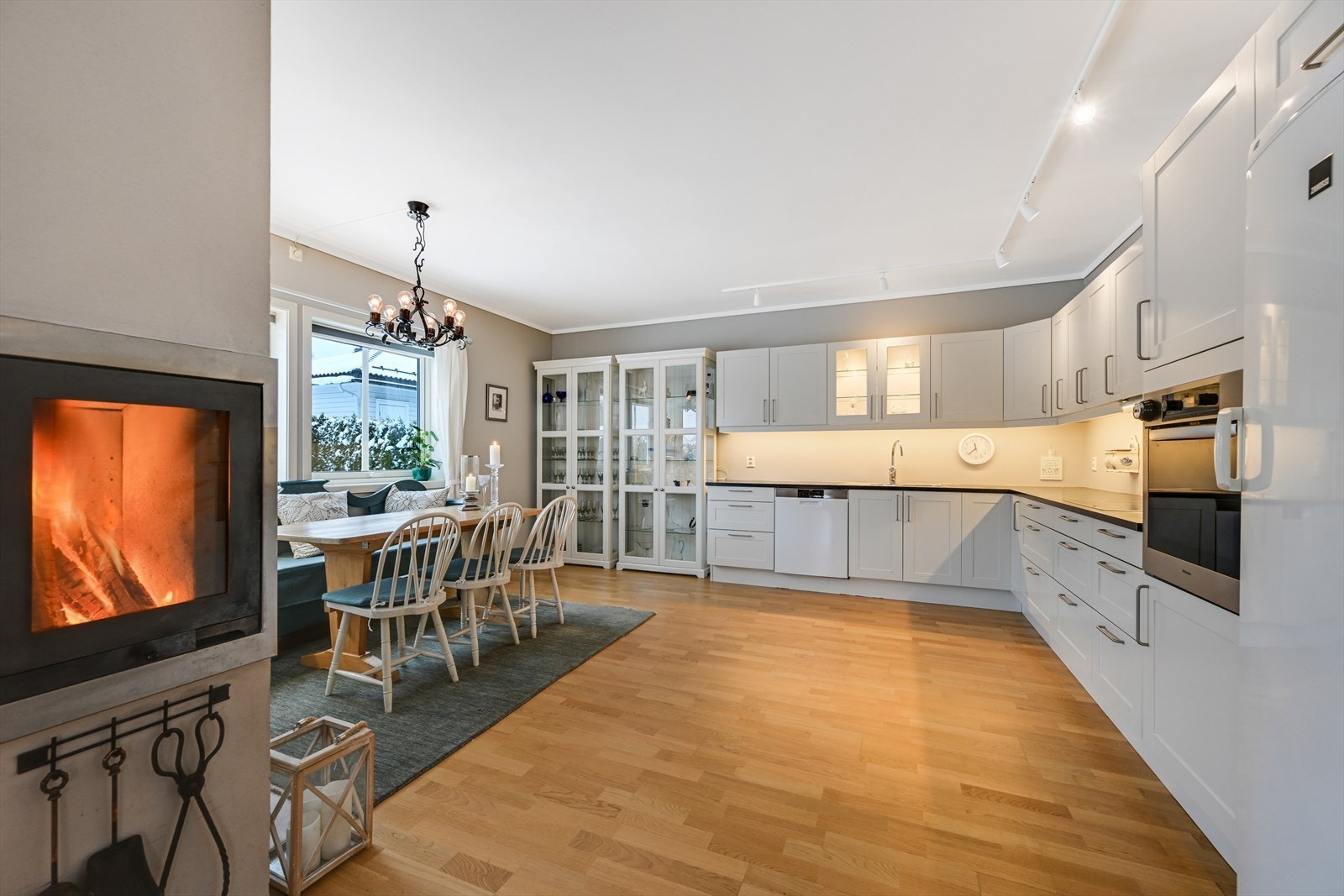 Et nydelig allrom og kjøkken med god plass til en romslig spisegruppe. Galleribilde