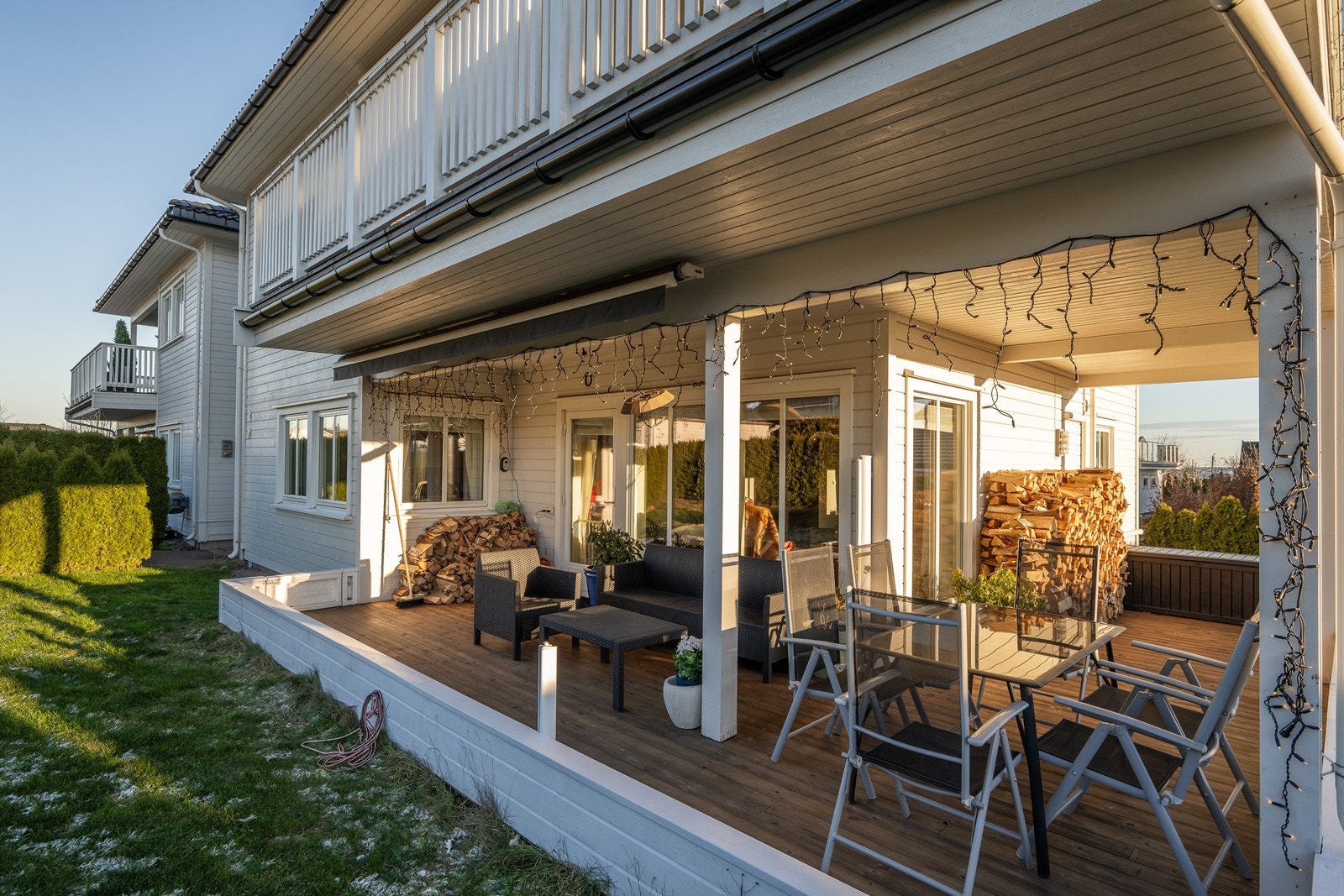 Terrassen er overbygget og med elektrisk markise på den ene siden. Galleribilde